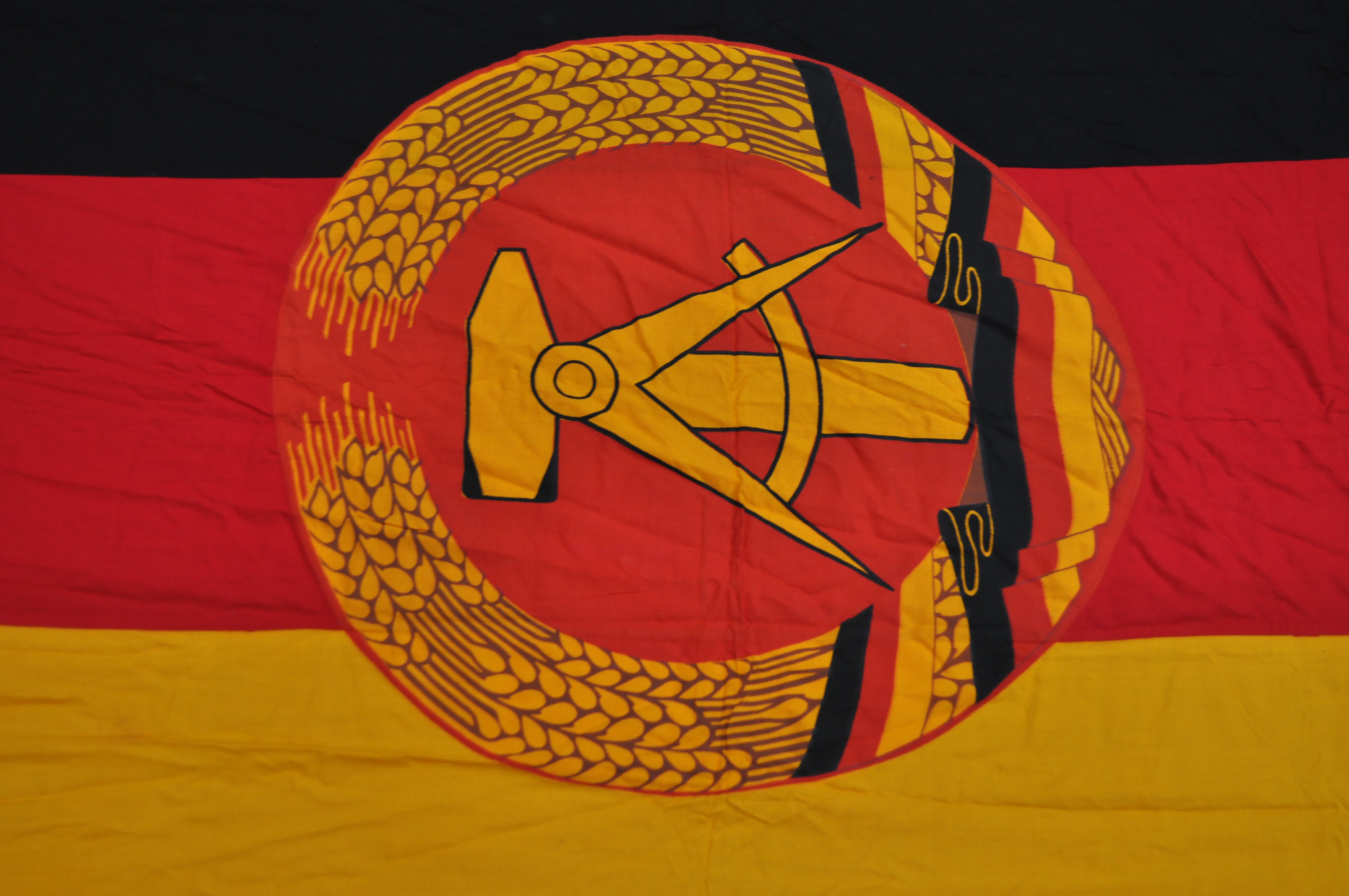 LARGE ORIGINAL EAST GERMAN MILITARY FLAG - Image 2 of 6