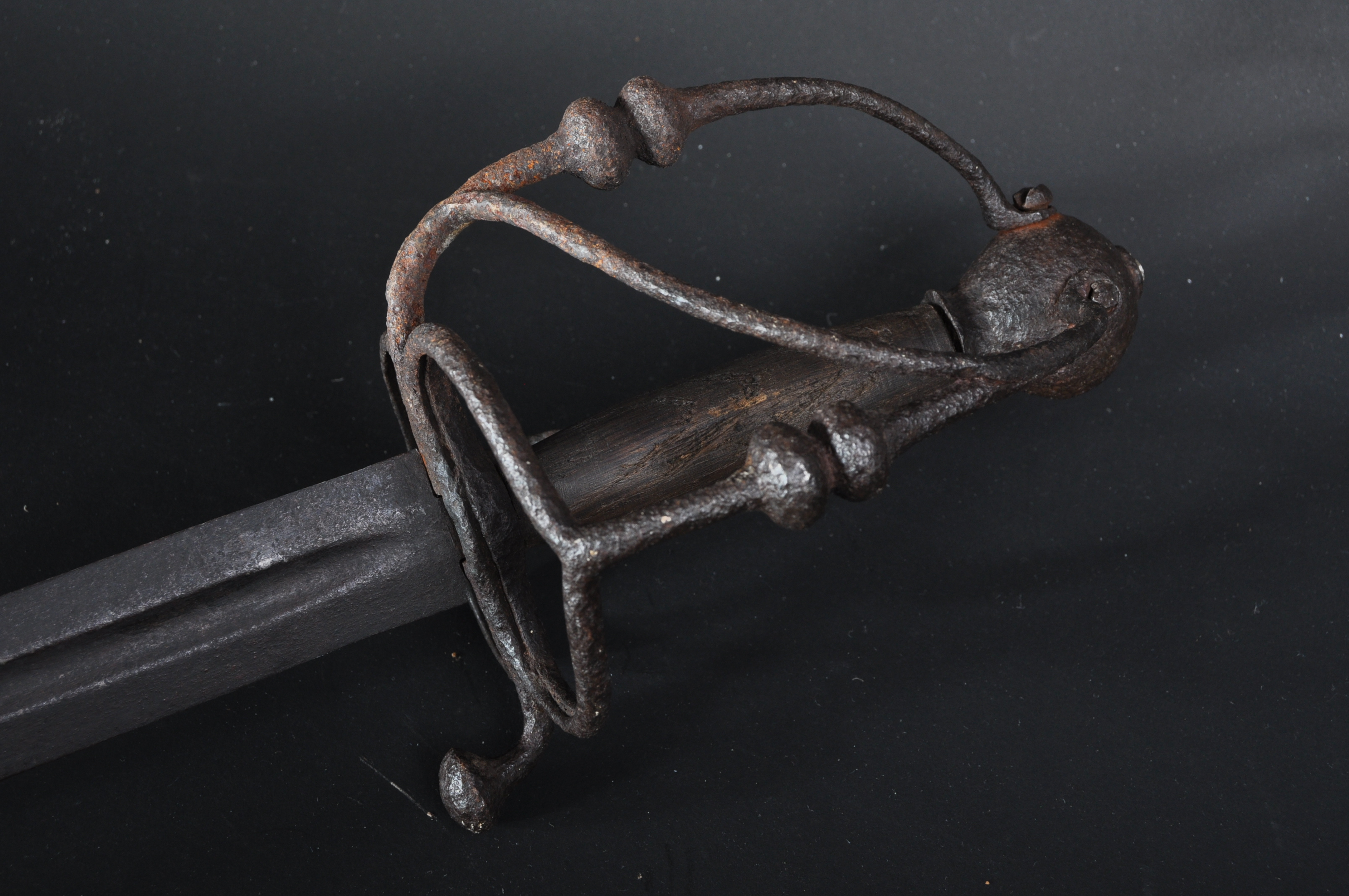 17TH CENTURY CONTINENTAL BROADSWORD - Image 3 of 9
