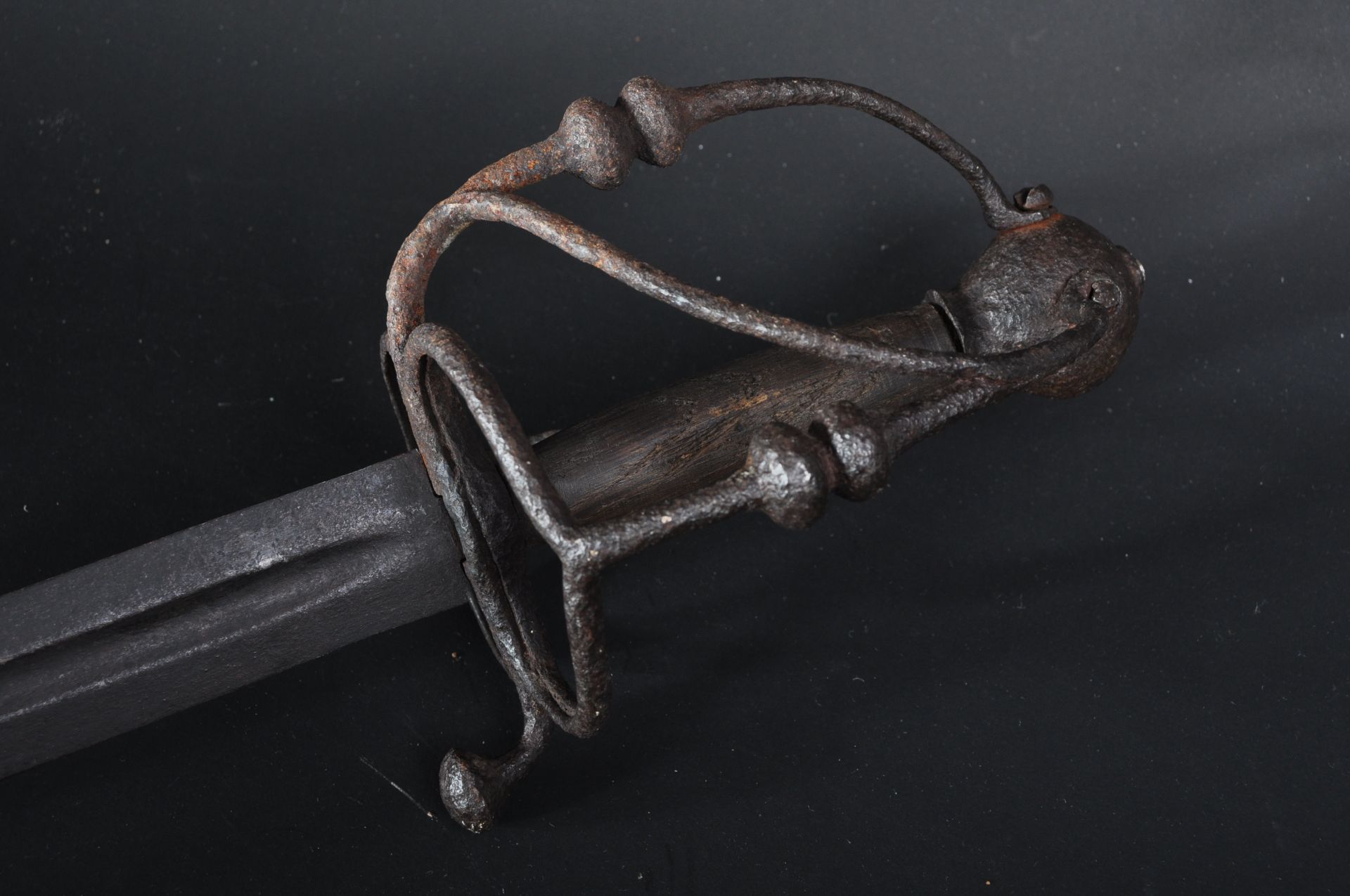 17TH CENTURY CONTINENTAL BROADSWORD - Image 3 of 9