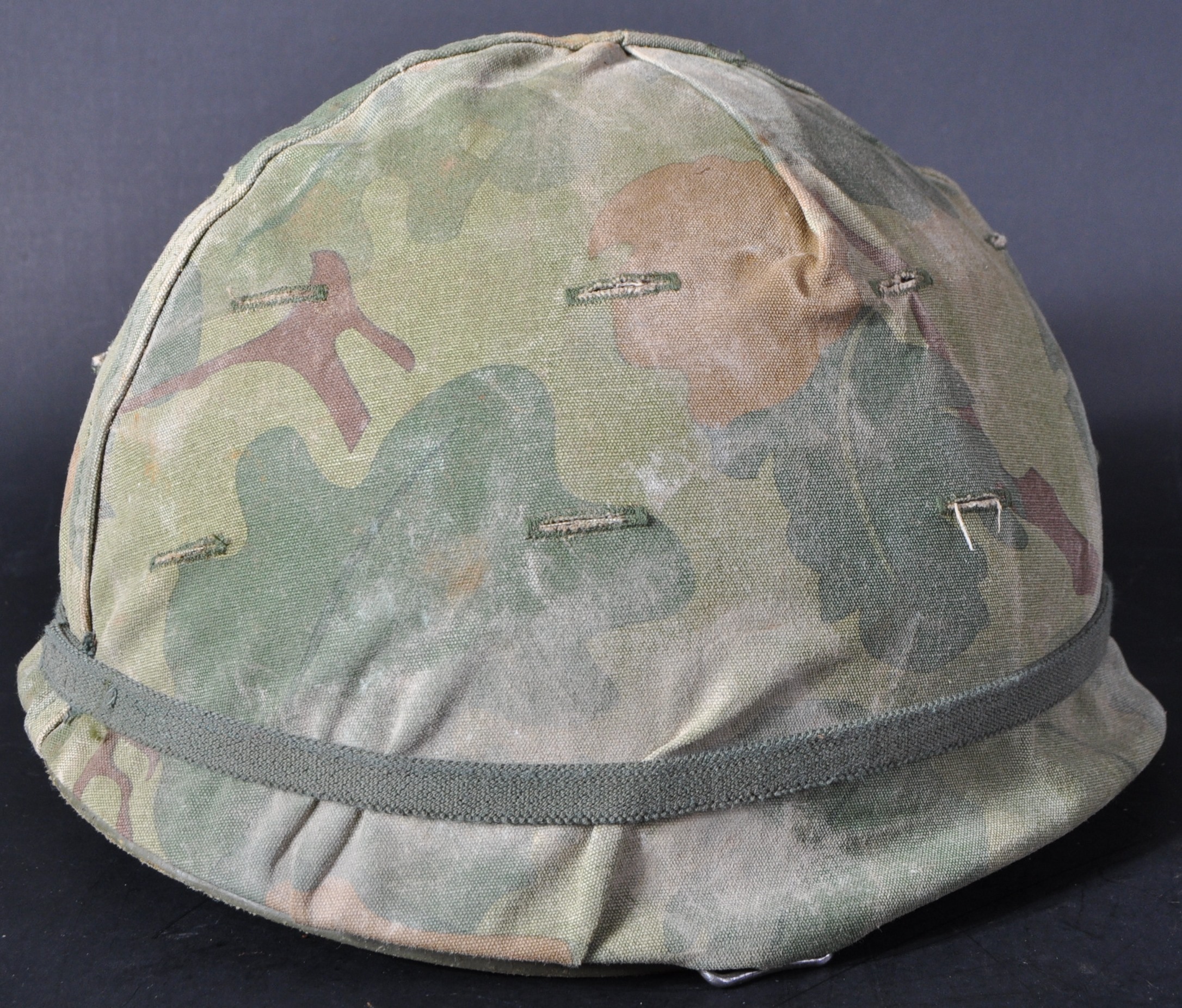 VIETNAM WAR ERA US UNITED STATES M1 HELMET WITH CAMO COVER - Image 4 of 7