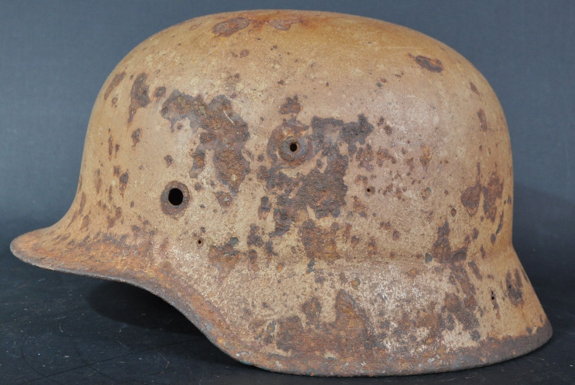 WWII SECOND WORLD WAR GERMAN M35 AFRIKA KORPS HELMET - Image 2 of 5