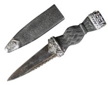 20TH CENTURY SCOTTISH HIGHLANDER'S SGIAN DUBH KNIFE