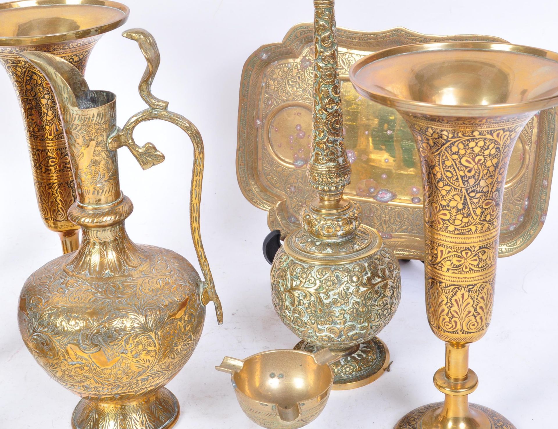 A COLLECTION OF VINTAGE PERSIAN ISLAMIC BRASSWARE - Bild 3 aus 5