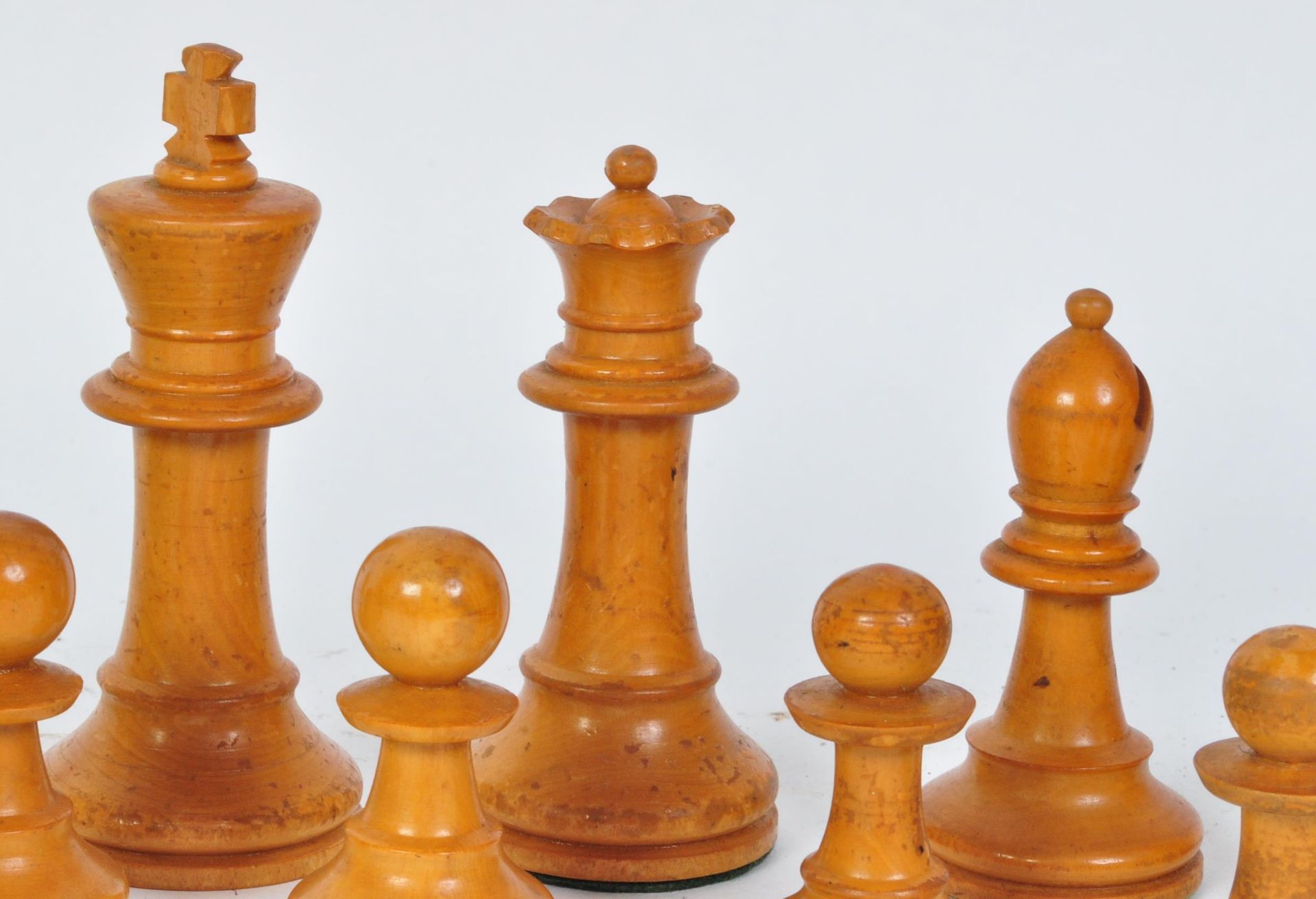 EARLY 20TH CENTURY STAUNTON PATTERN CHESS SET - Bild 6 aus 7