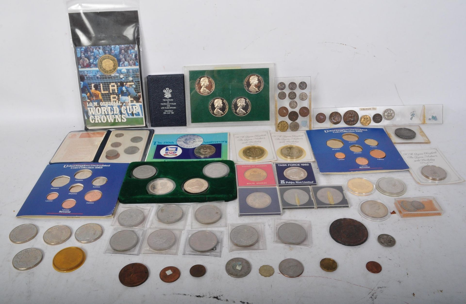 A LARGE COLLECTION OF UK COMMENMORATIVE COINS