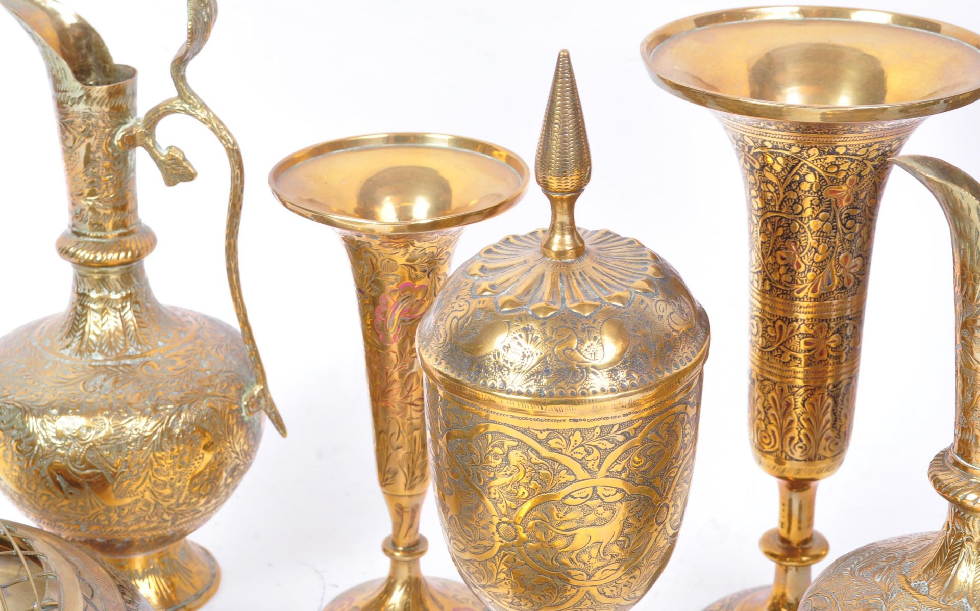 A COLLECTION OF VINTAGE PERSIAN ISLAMIC BRASSWARE - Bild 2 aus 5