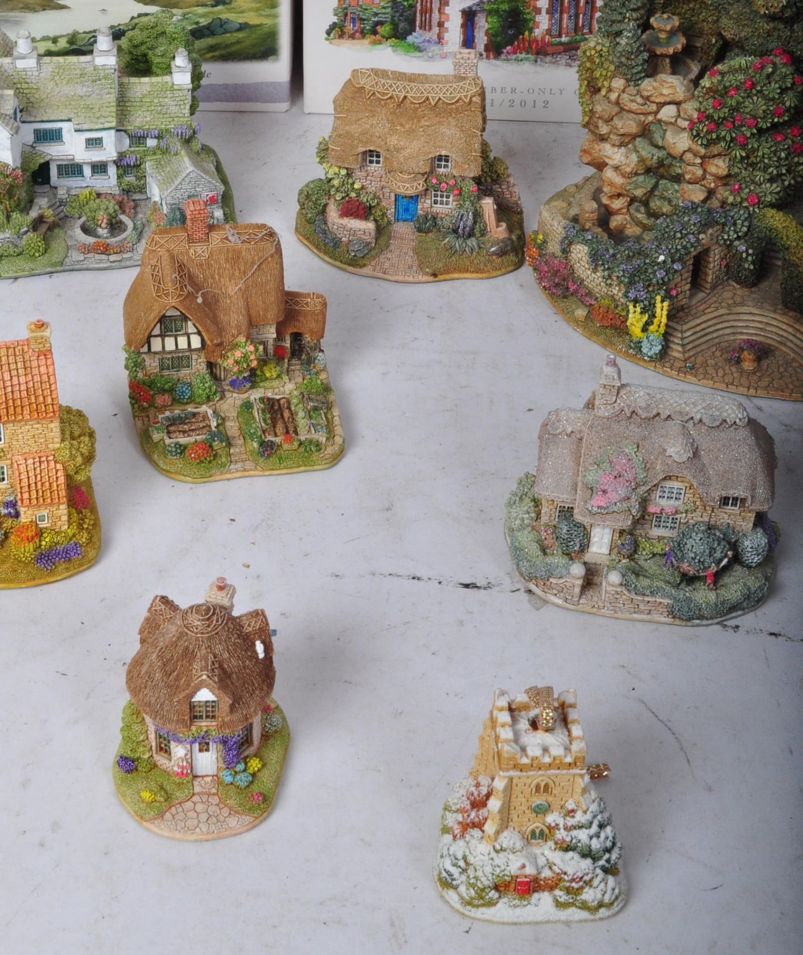 COLLECTION OF VINTAGE LILLIPUT LANE ORNAMENTS - Image 3 of 10