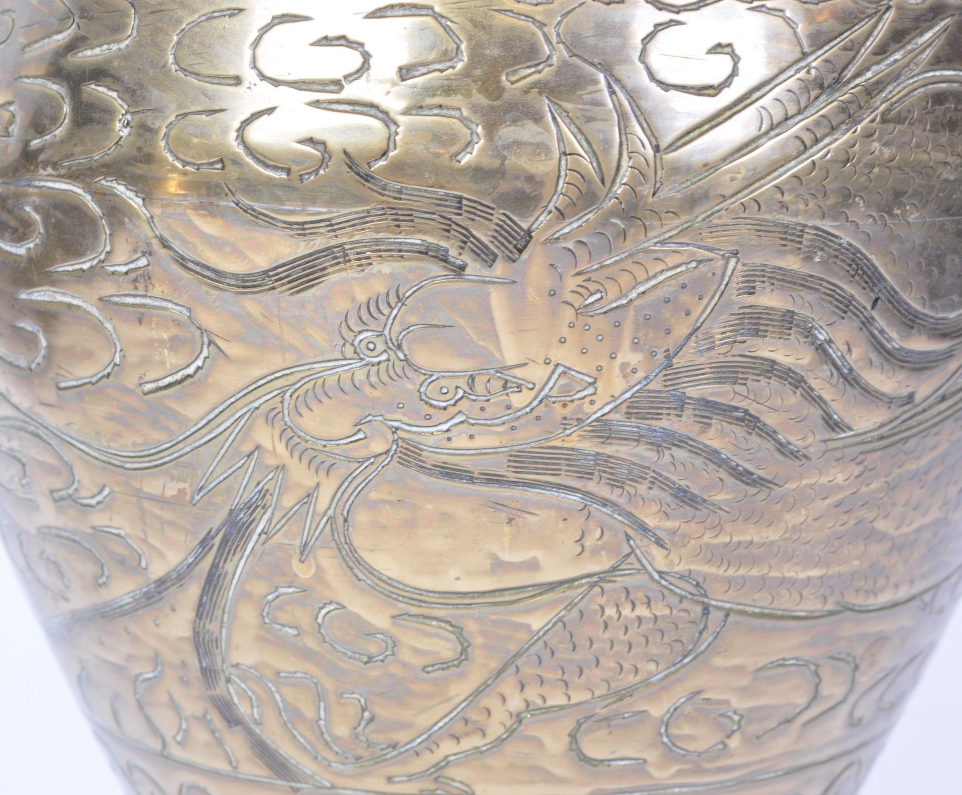 DRAGON INCISED BRASS CHINESE VASE - Bild 3 aus 5