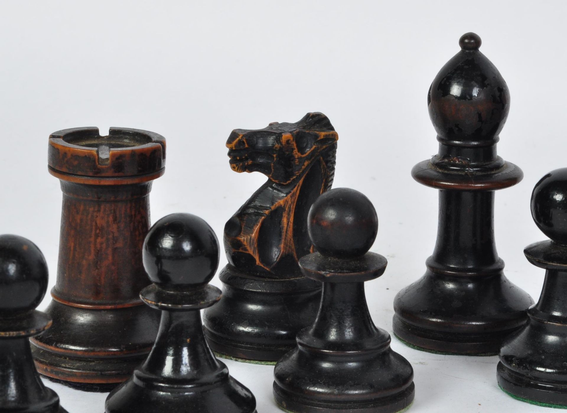 EARLY 20TH CENTURY STAUNTON PATTERN CHESS SET - Image 5 of 7