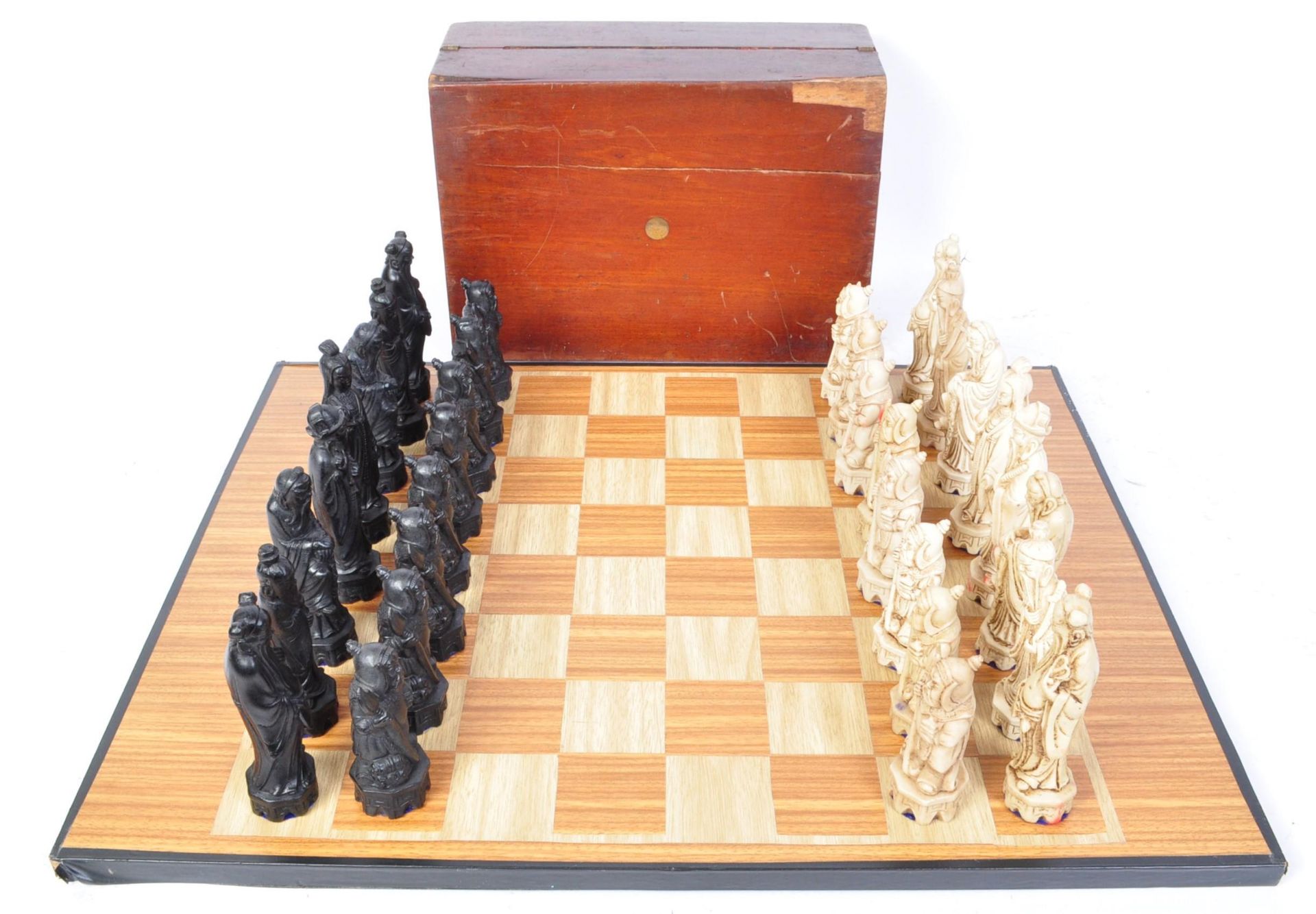 VINTAGE 20TH CENTURY CHINESE ORIENTAL CHESS SET.