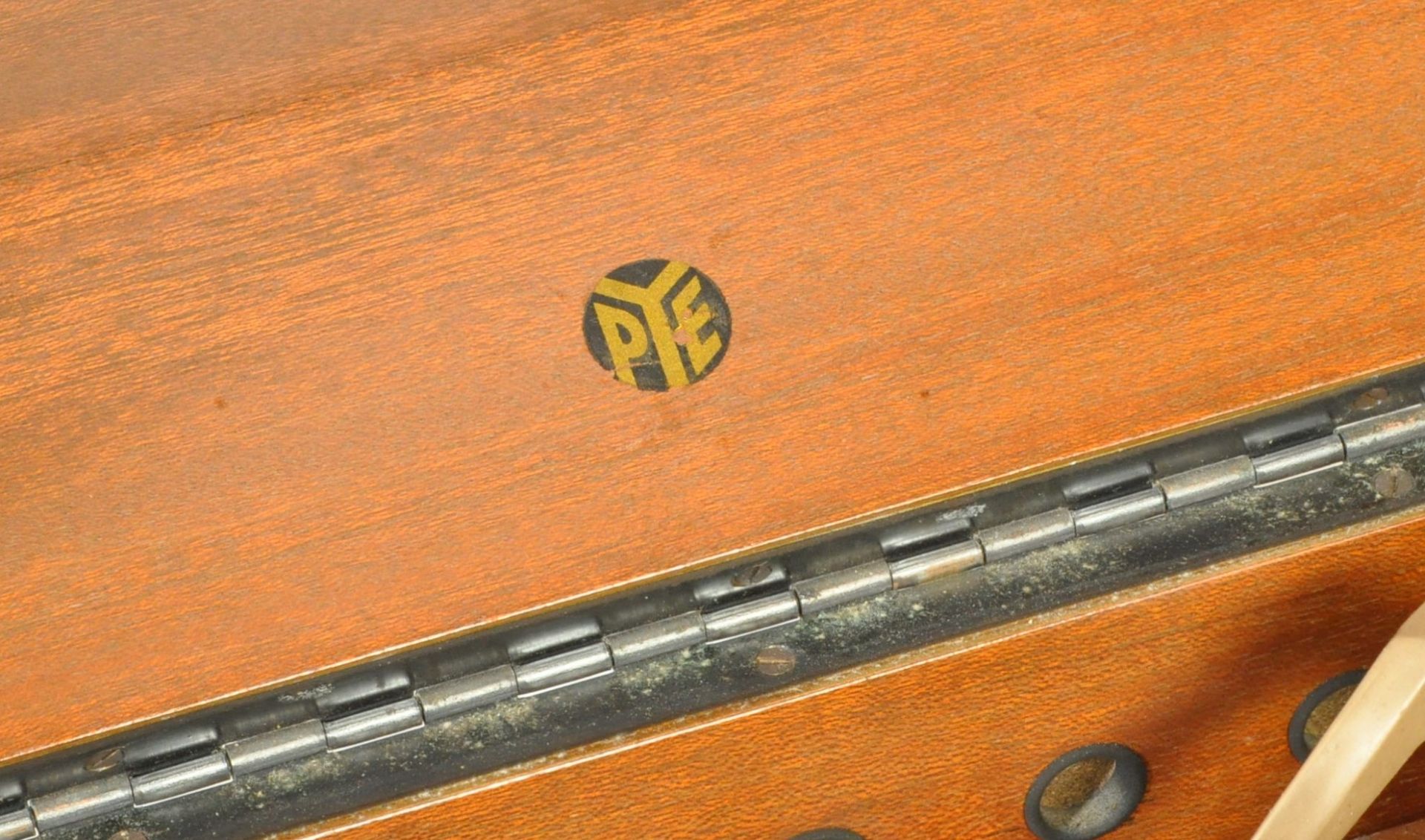 1920S ART DECO WALNUT CASED GARRARD GRAMOPHONE RECORD DECK - Image 3 of 4