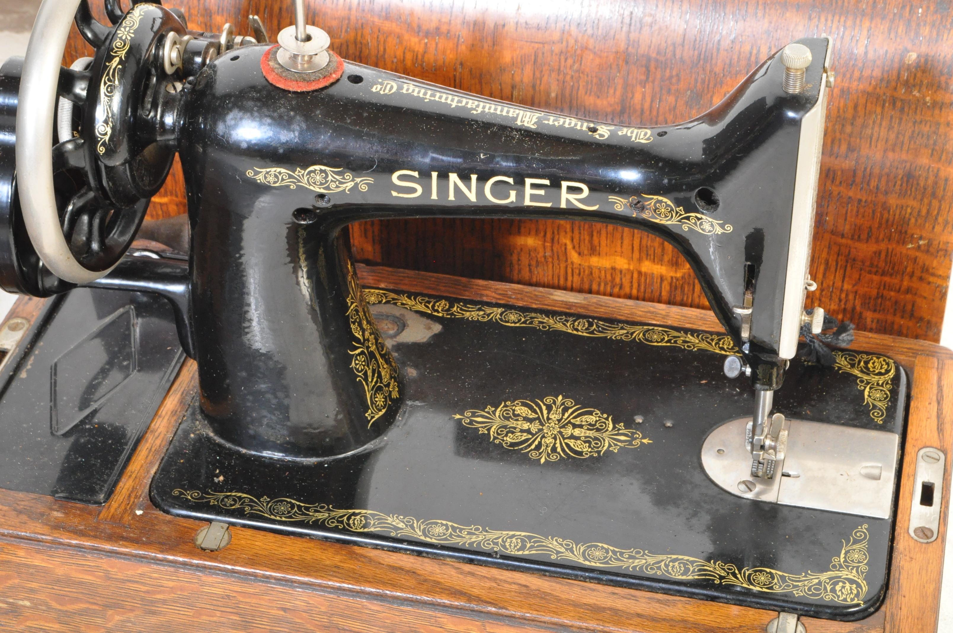 TWO VINTAGE 2OTH CENTURY SINGER SEWING MACHINES - Image 3 of 5