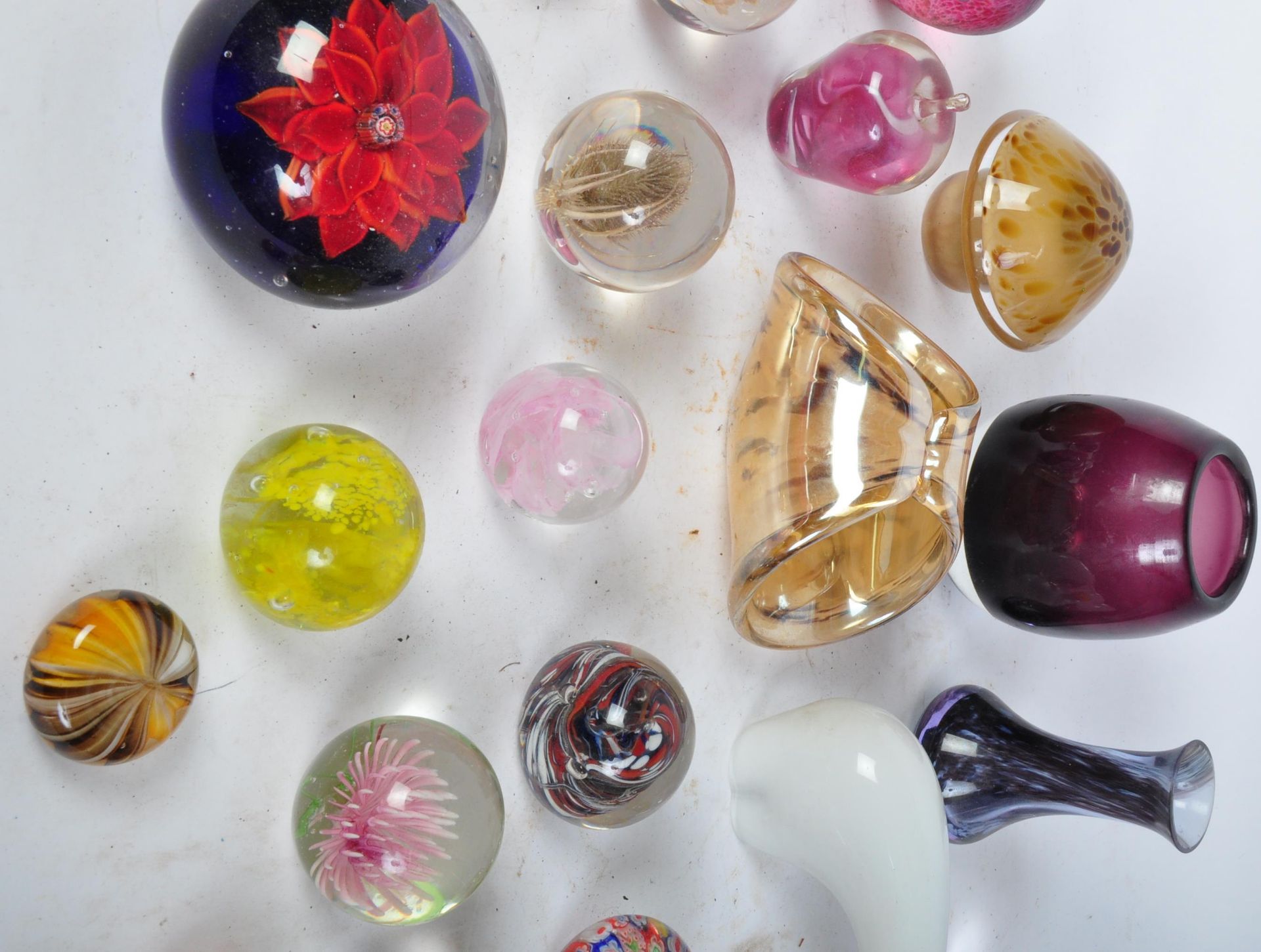 LARGE COLLECTION OF GLASS PAPERWEIGHTS - Image 3 of 9