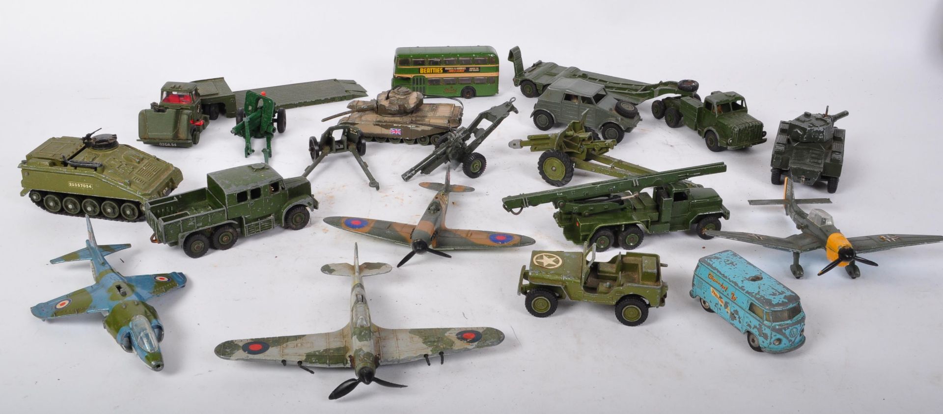 A COLLECTION OF VINTAGE MILITARY STYLE TOYS - CORGI - DINKY & MORE
