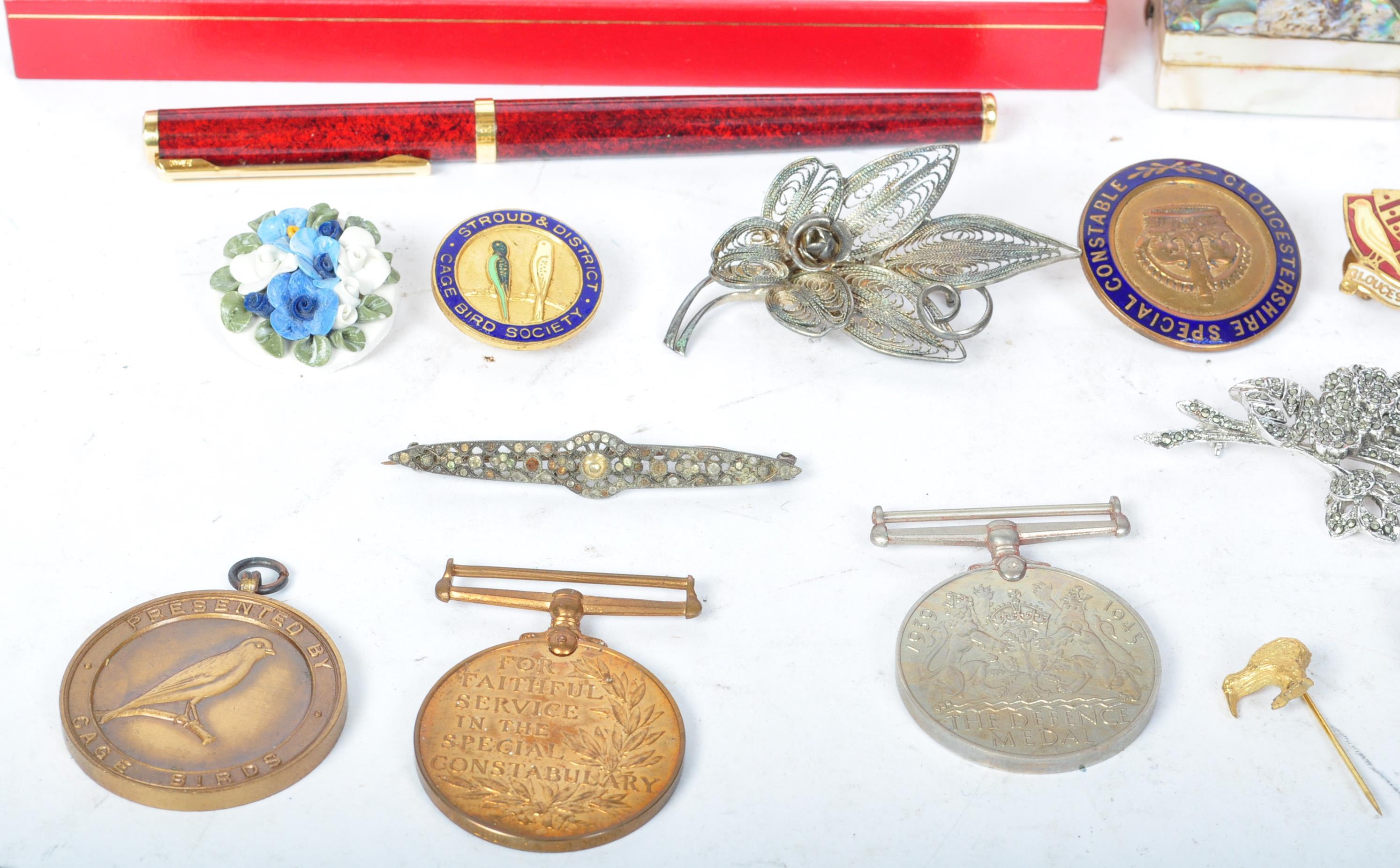 ASSORTMENT OF MISCELLANEOUS ITEMS - PENS - MEDALS - BADGES - Image 5 of 6