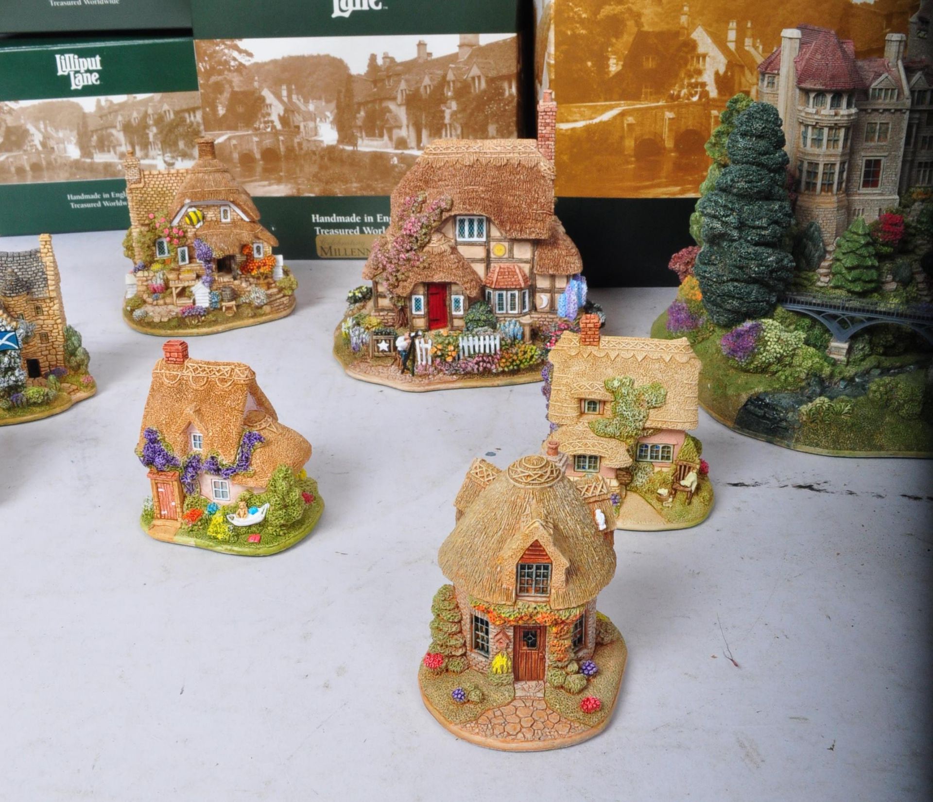 COLLECTION OF VINTAGE LILLIPUT LANE ORNAMENTS - Bild 3 aus 11