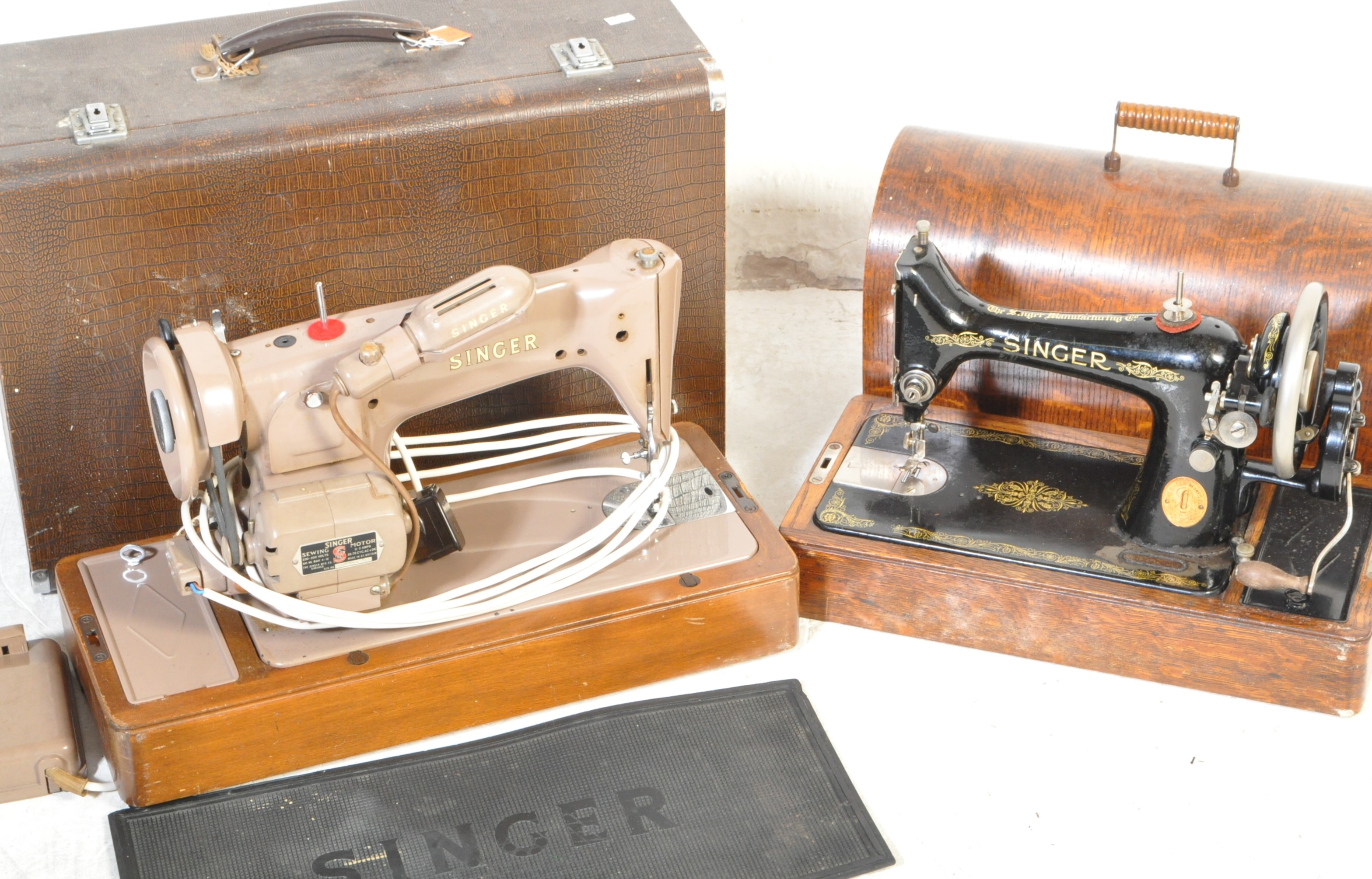 TWO VINTAGE 2OTH CENTURY SINGER SEWING MACHINES - Image 5 of 5