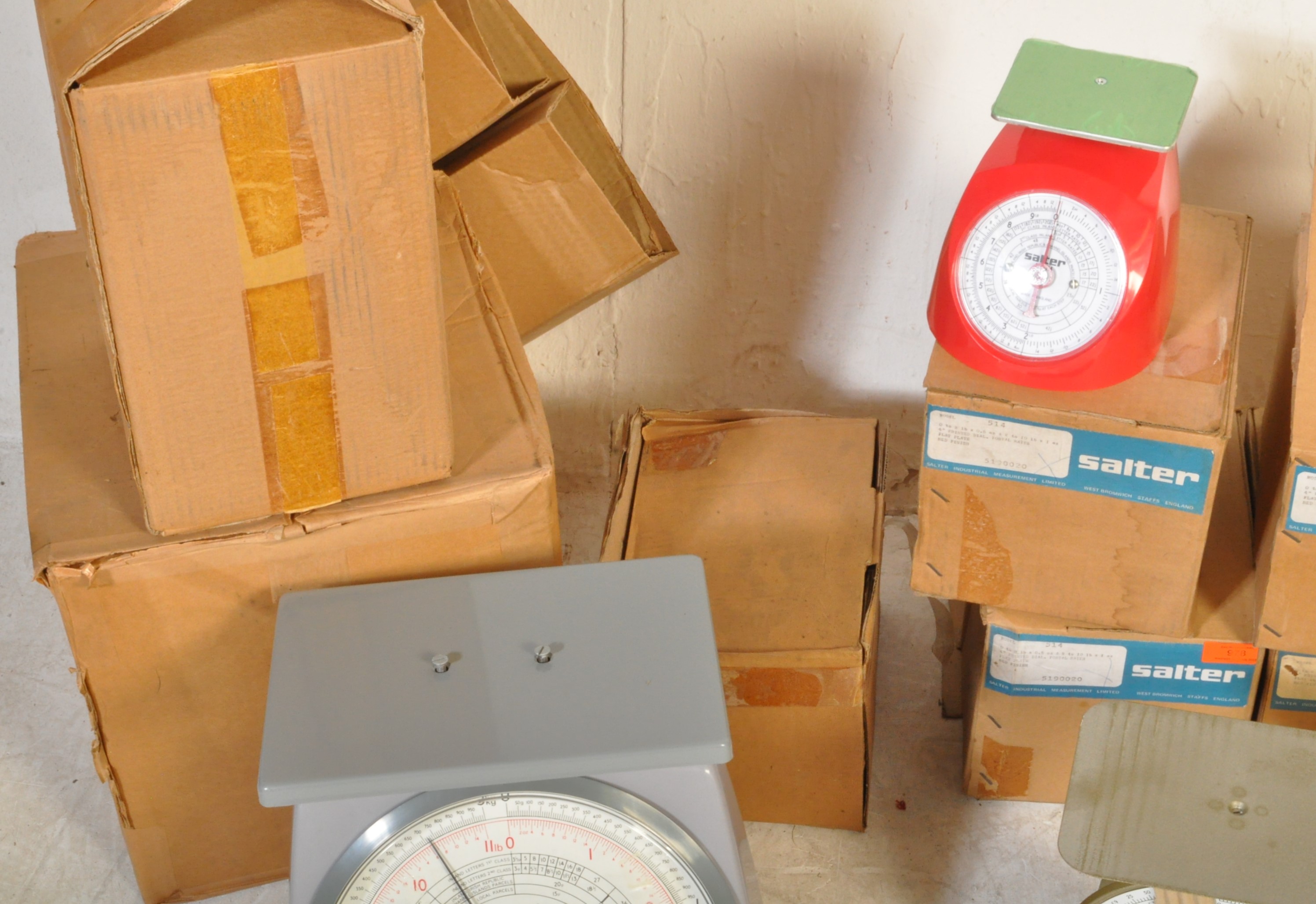 COLLECTION OF VINTAGE 20TH CENTURY SALTER MODEL 524 WEIGHING SCALES - Image 5 of 5