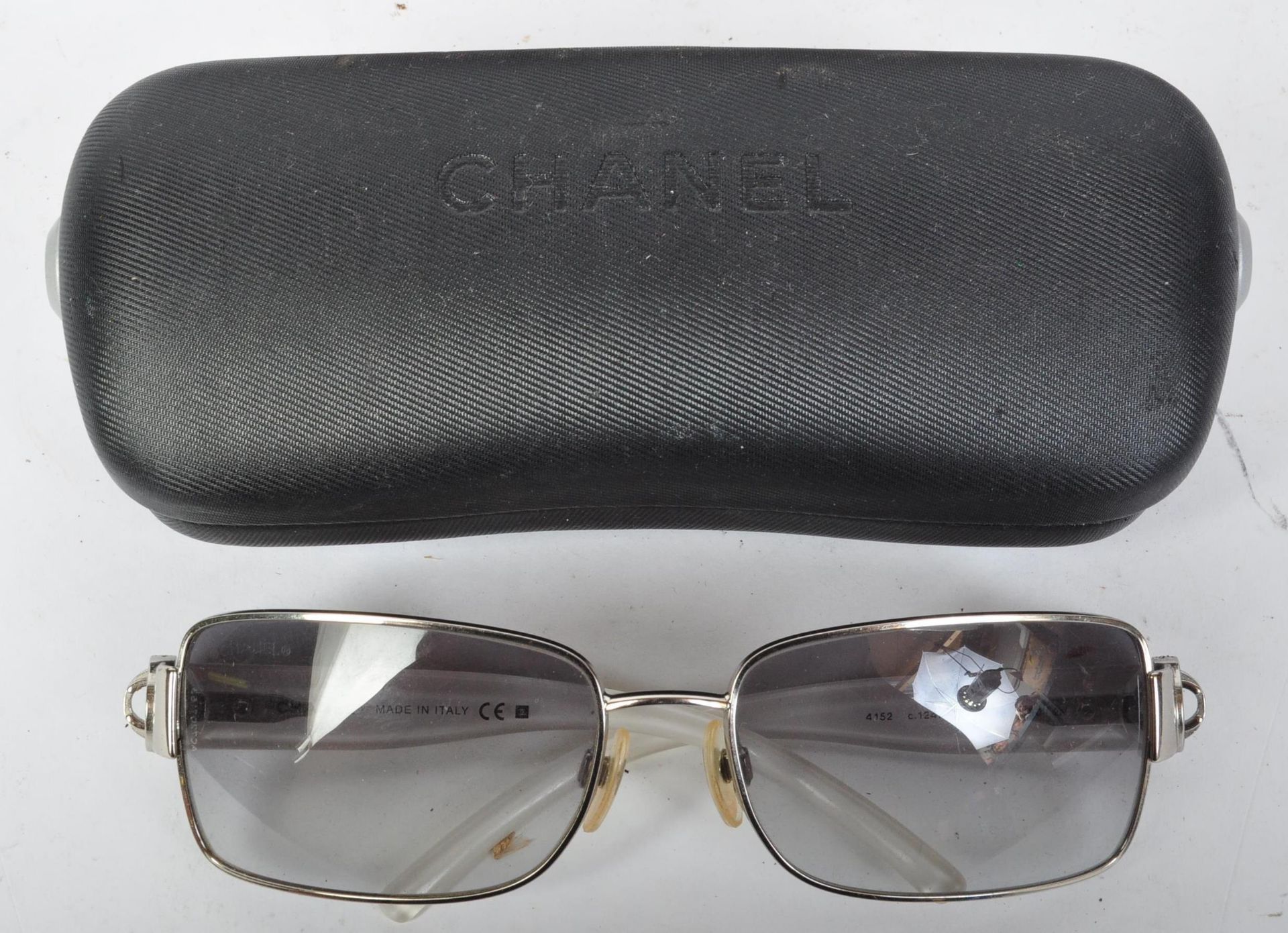 A COLLECTION OF VINTAGE & LATER DESIGNER SUNGLASSES & CASES - Bild 2 aus 13