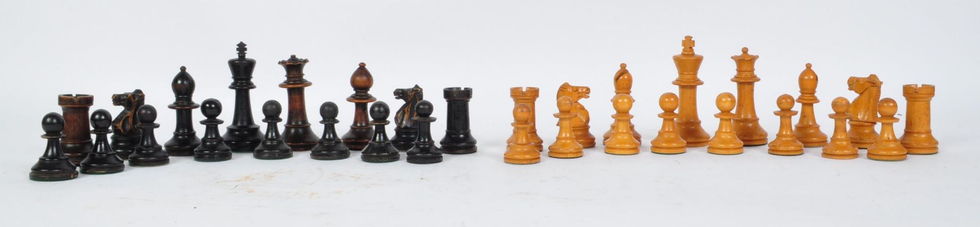 EARLY 20TH CENTURY STAUNTON PATTERN CHESS SET - Bild 2 aus 7