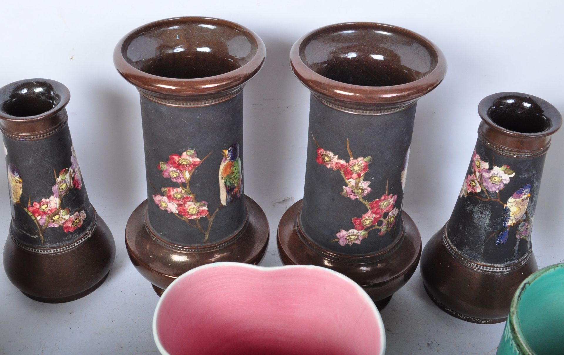 COLLECTION OF 1900S BRETBY POTTERY VASES - CLOISONNE WARE - Bild 6 aus 10