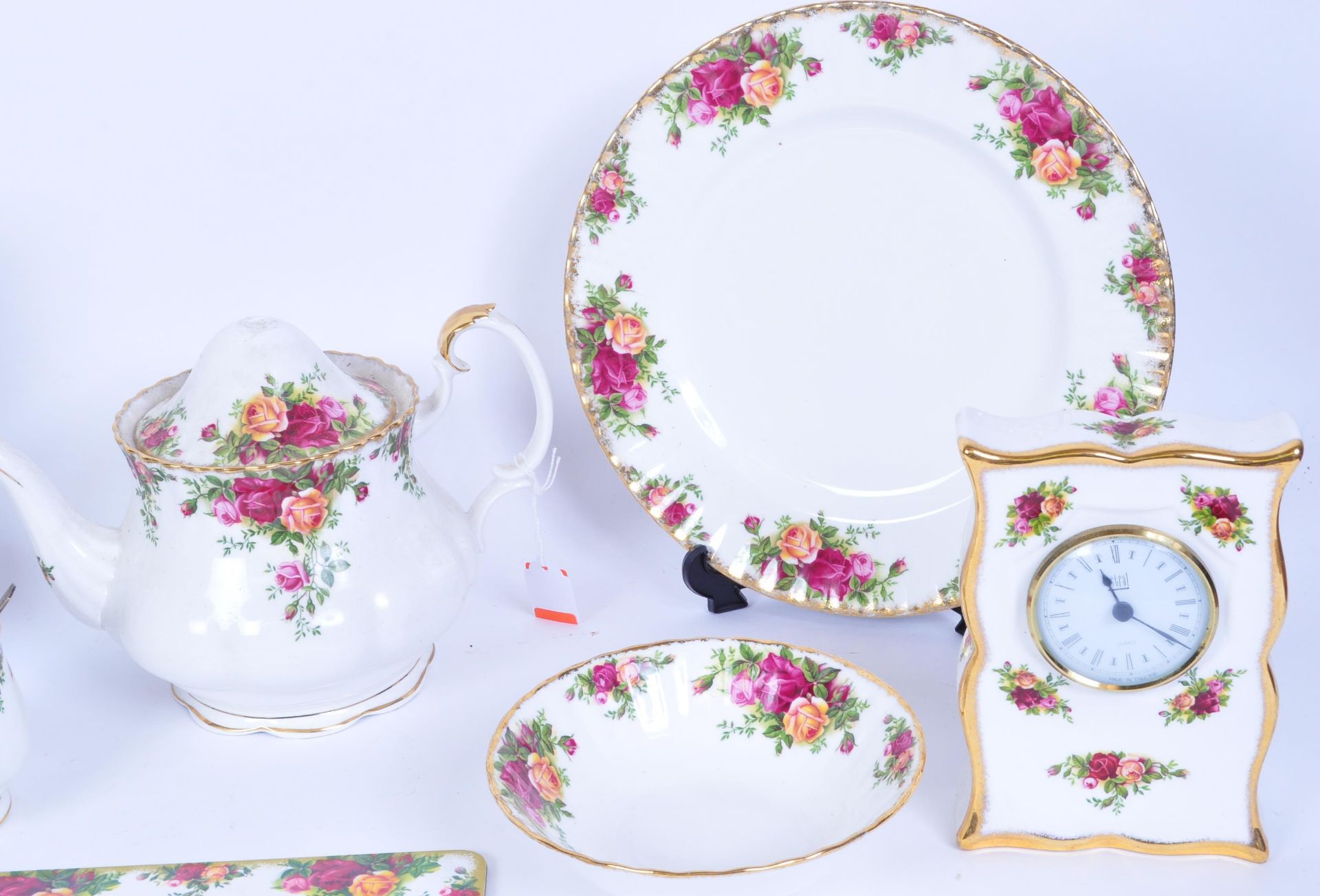 COLLECTION OF VINTAGE ROYAL ALBERT OLD COUNTRY ROSES CHINA - Image 4 of 5