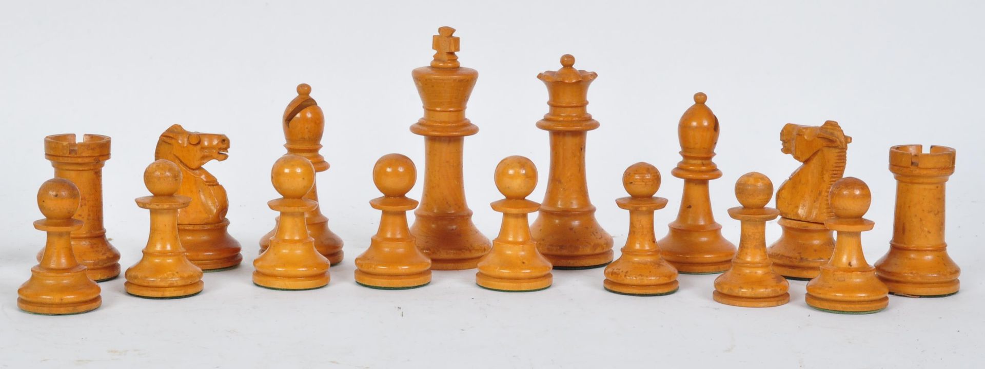 EARLY 20TH CENTURY STAUNTON PATTERN CHESS SET - Image 4 of 7