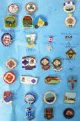 LARGE COLLECTION OF VINTAGE 20TH CENTURY ENAMEL BOWLS BADGES