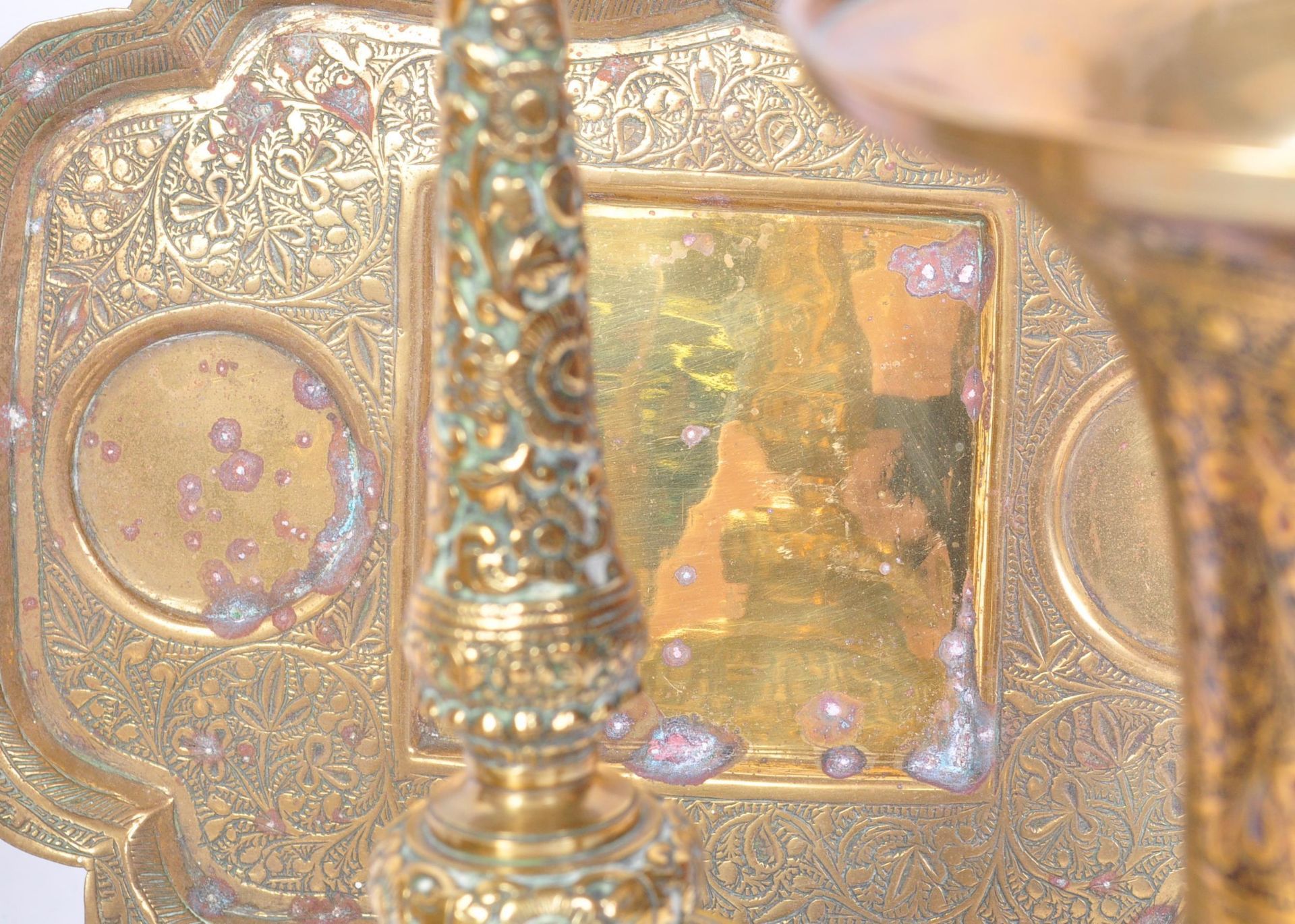A COLLECTION OF VINTAGE PERSIAN ISLAMIC BRASSWARE - Bild 4 aus 5
