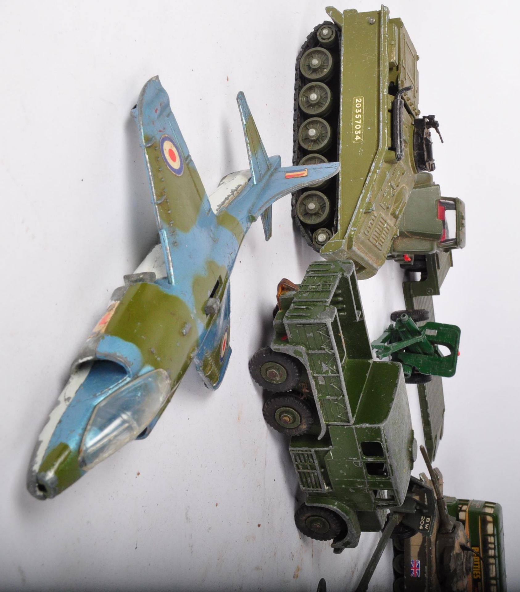 A COLLECTION OF VINTAGE MILITARY STYLE TOYS - CORGI - DINKY & MORE - Image 4 of 11