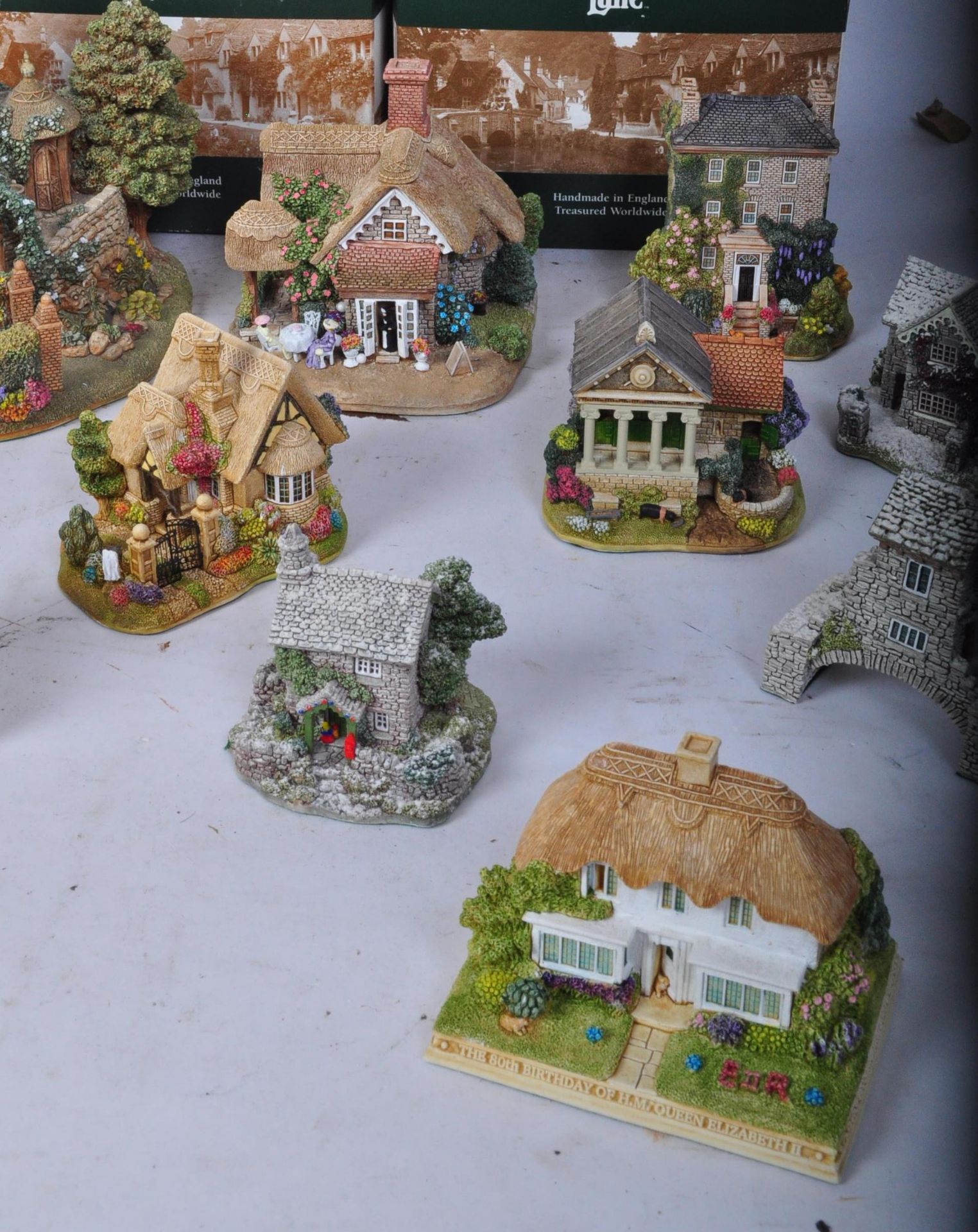 COLLECTION OF VINTAGE LILLIPUT LANE ORNAMENTS - Image 6 of 10