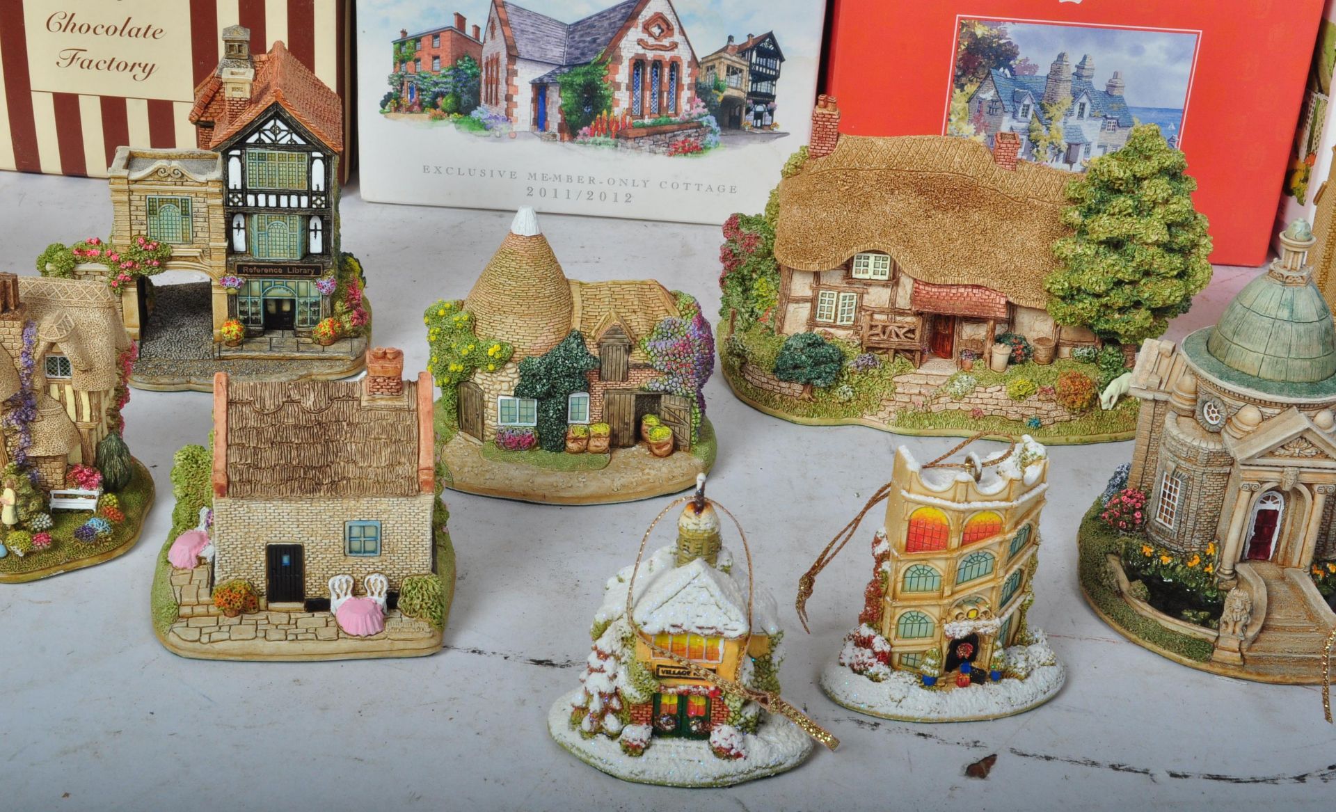 COLLECTION OF VINTAGE LILLIPUT LANE ORNAMENTS - Image 3 of 8