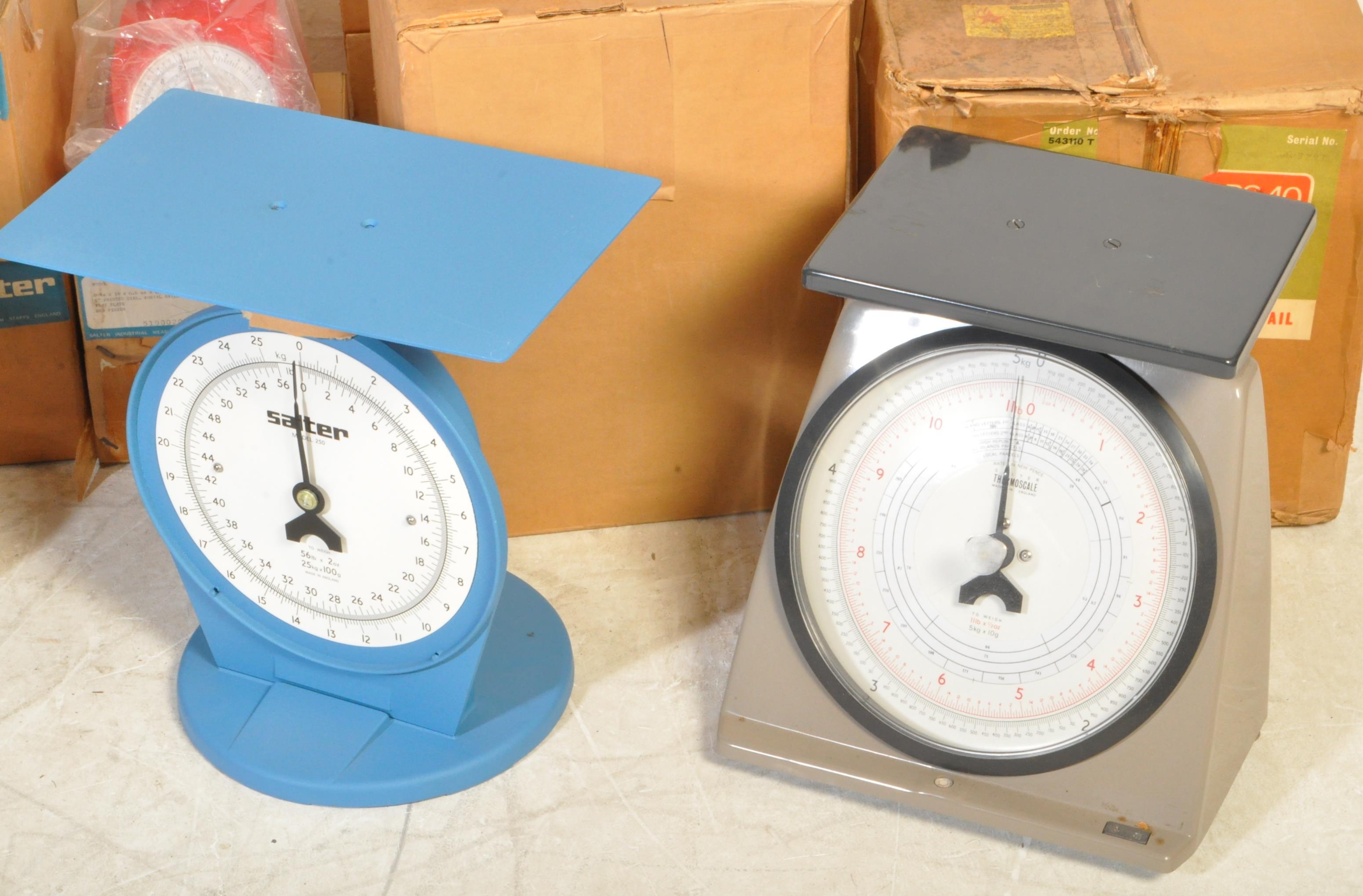 COLLECTION OF VINTAGE 20TH CENTURY SALTER MODEL 524 WEIGHING SCALES - Image 2 of 5
