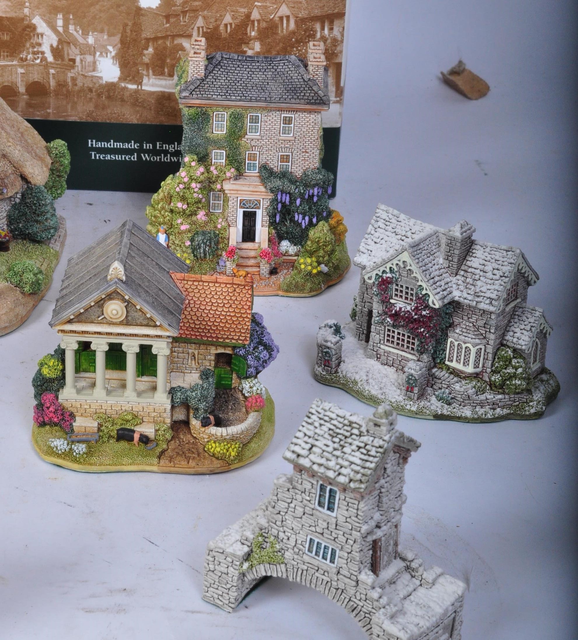 COLLECTION OF VINTAGE LILLIPUT LANE ORNAMENTS - Image 7 of 10