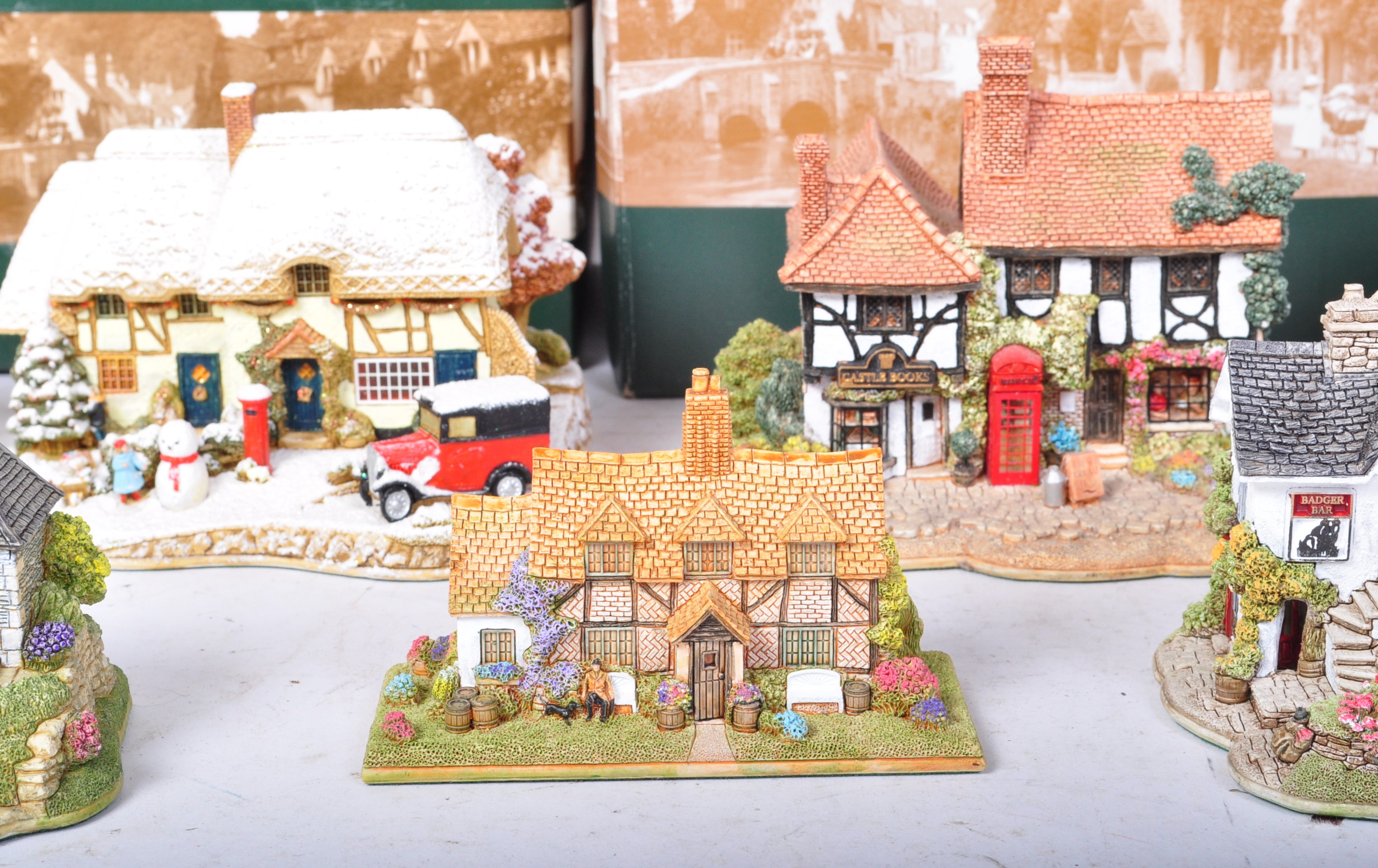 COLLECTION OF VINTAGE LILLIPUT LANE ORNAMENTS - Image 3 of 10