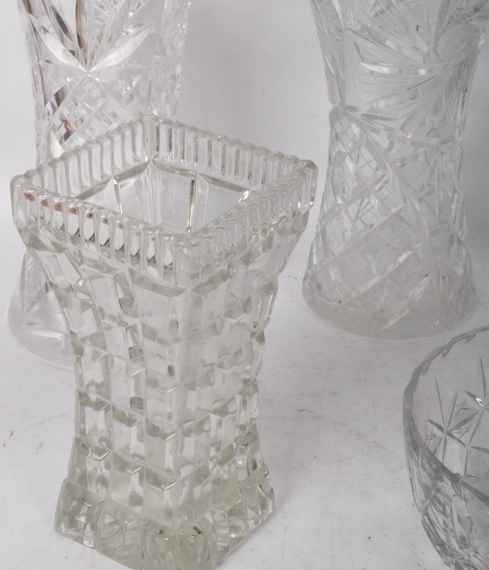 COLLECTION OF VINTAGE CUT GLASS - VASE - BOWL - BASKETS - Bild 2 aus 6