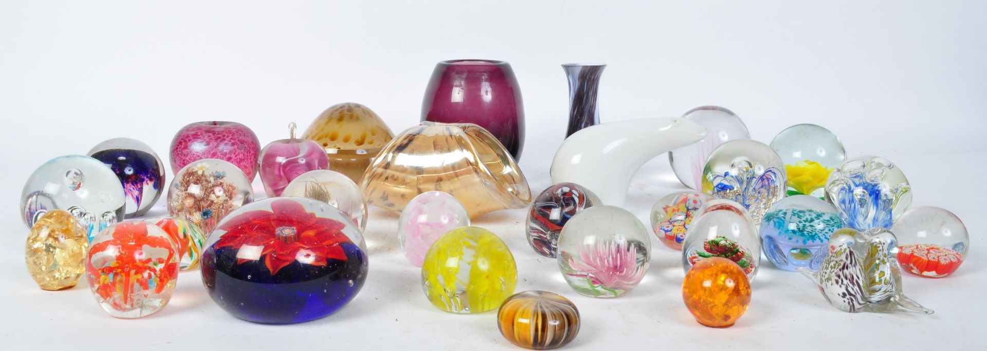 LARGE COLLECTION OF GLASS PAPERWEIGHTS - Image 6 of 9