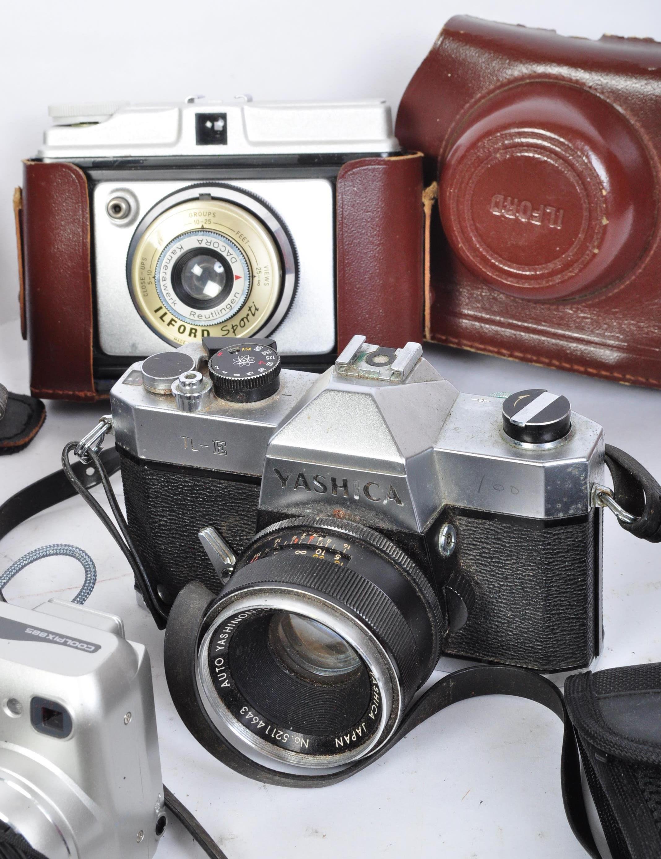 COLLECTION OF VINTAGE CAMERAS & EQUIPMENT - Image 8 of 12