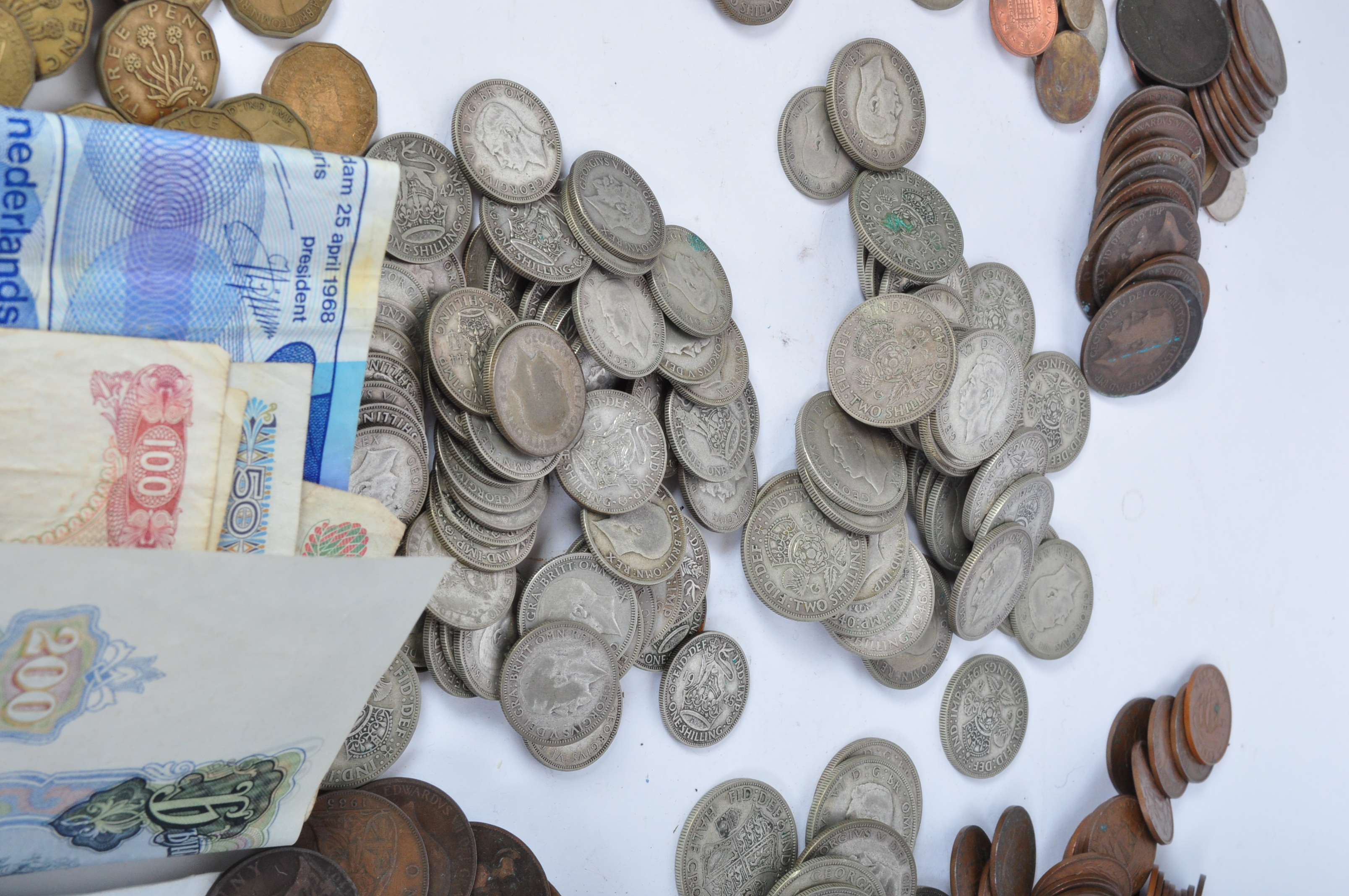 ASSORTMENT OF BRITISH COINAGE TO INCLUDE CROWNS - Image 4 of 6