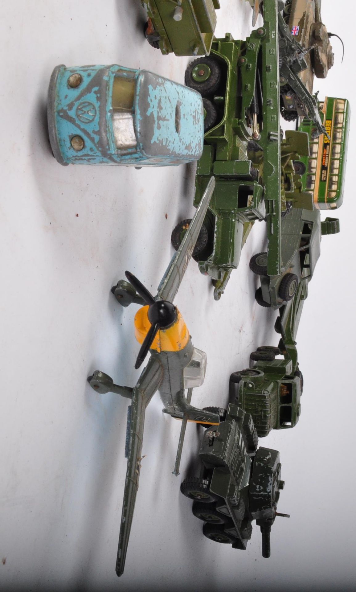 A COLLECTION OF VINTAGE MILITARY STYLE TOYS - CORGI - DINKY & MORE - Image 7 of 11