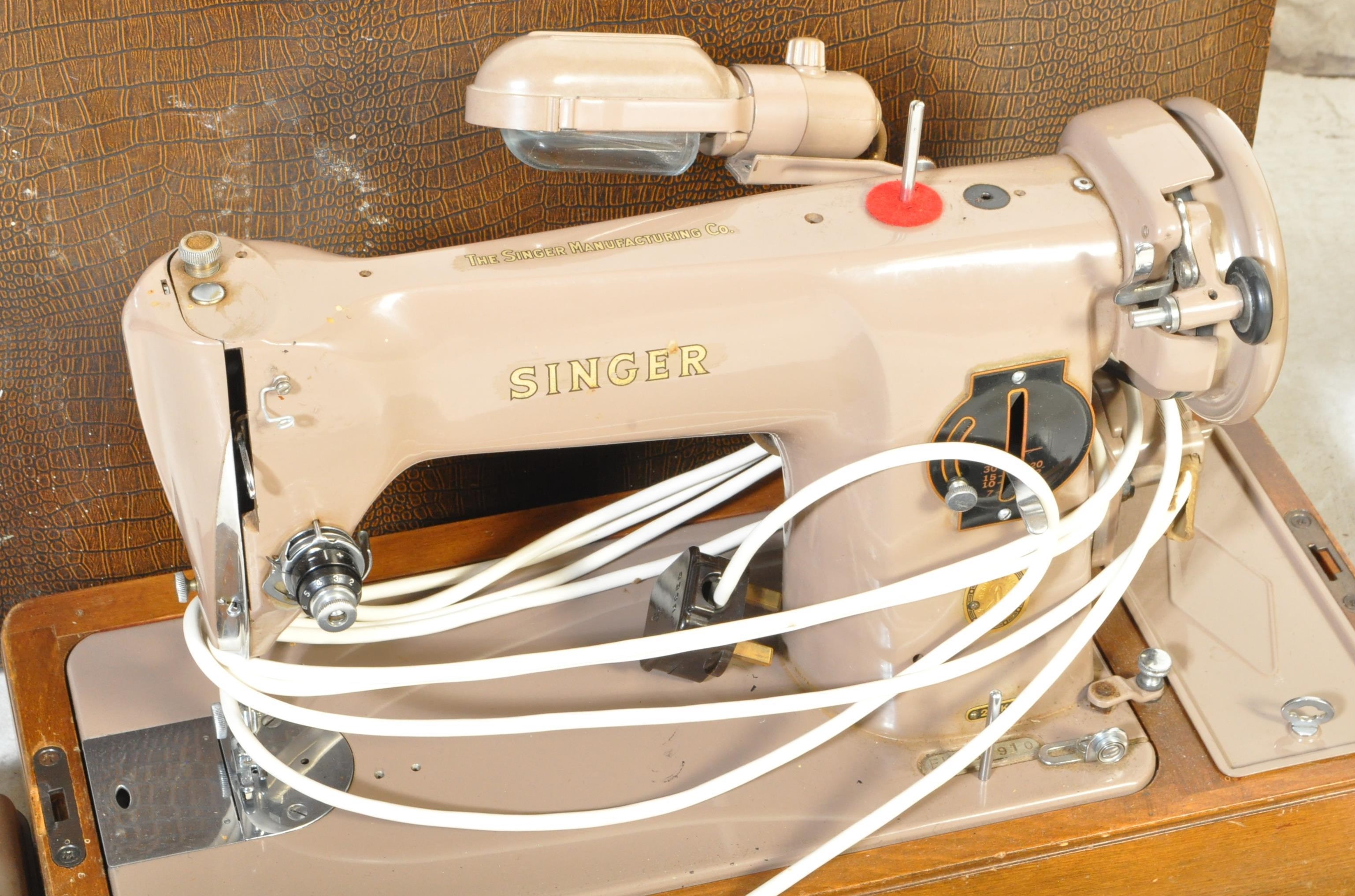 TWO VINTAGE 2OTH CENTURY SINGER SEWING MACHINES - Image 2 of 5