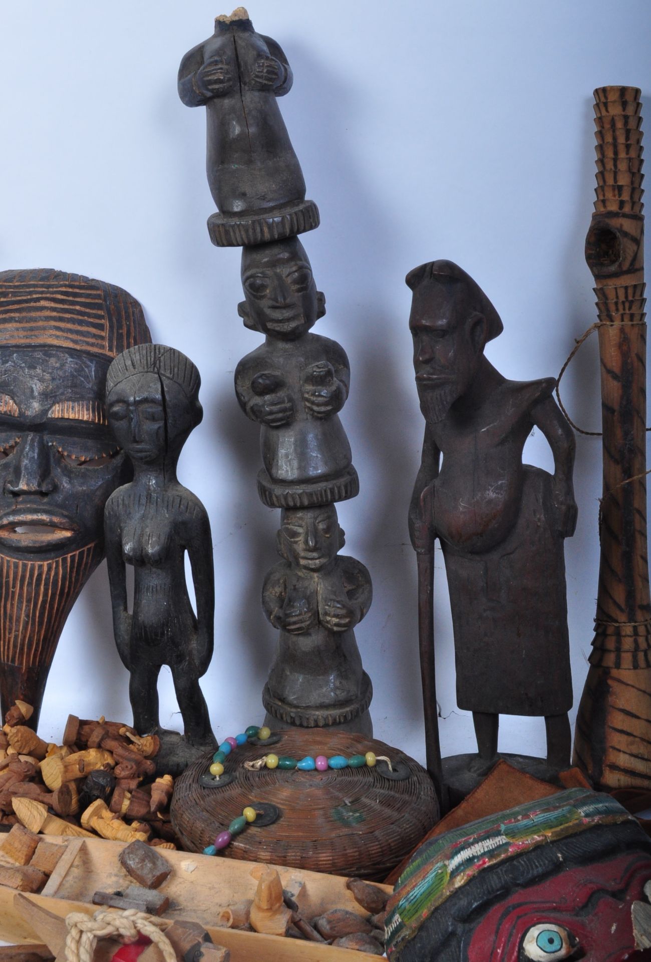 LARGE COLLECTION OF AFRICAN & ASIAN ITEMS - MASKS - INSTRUMENTS - Bild 3 aus 6