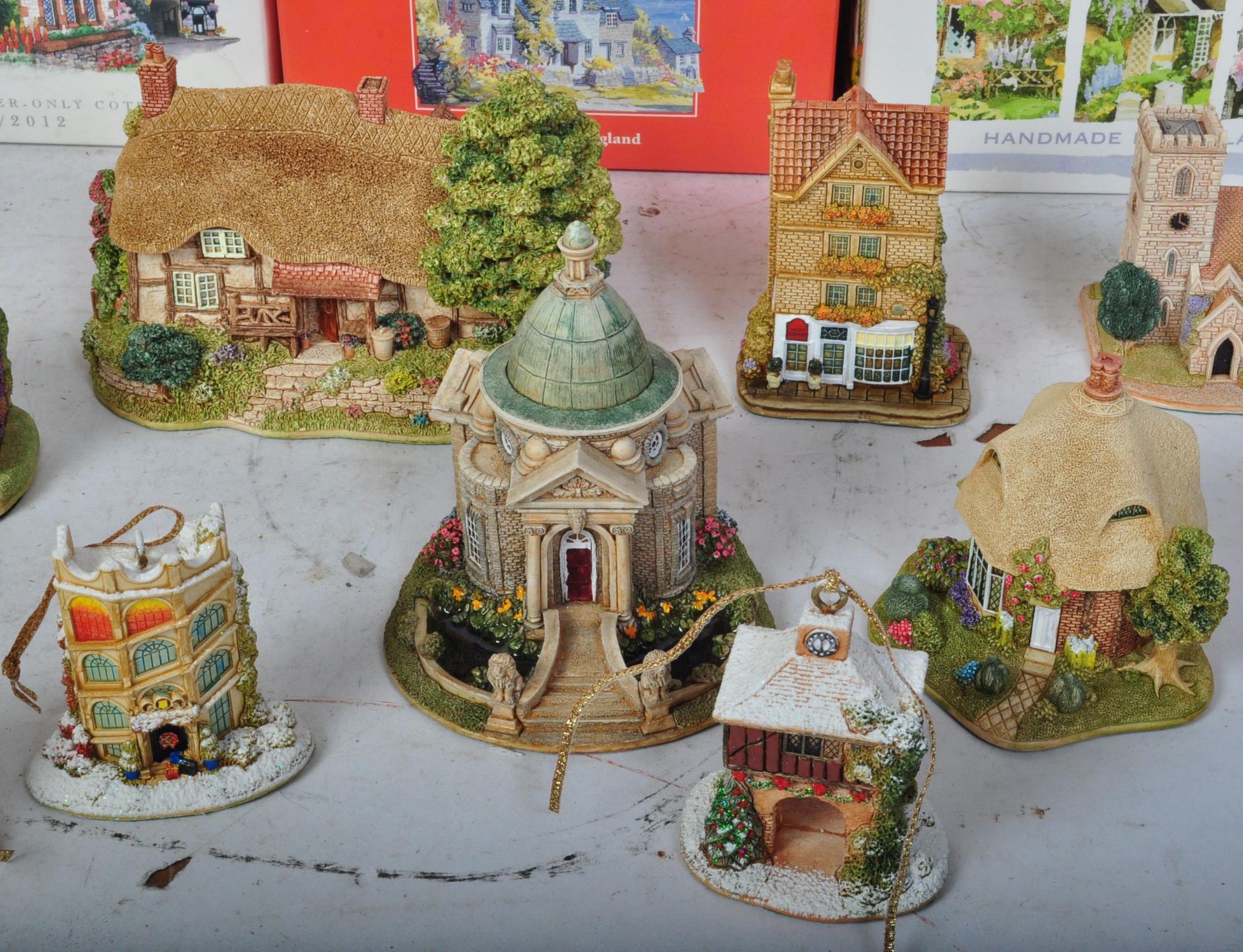 COLLECTION OF VINTAGE LILLIPUT LANE ORNAMENTS - Image 4 of 8