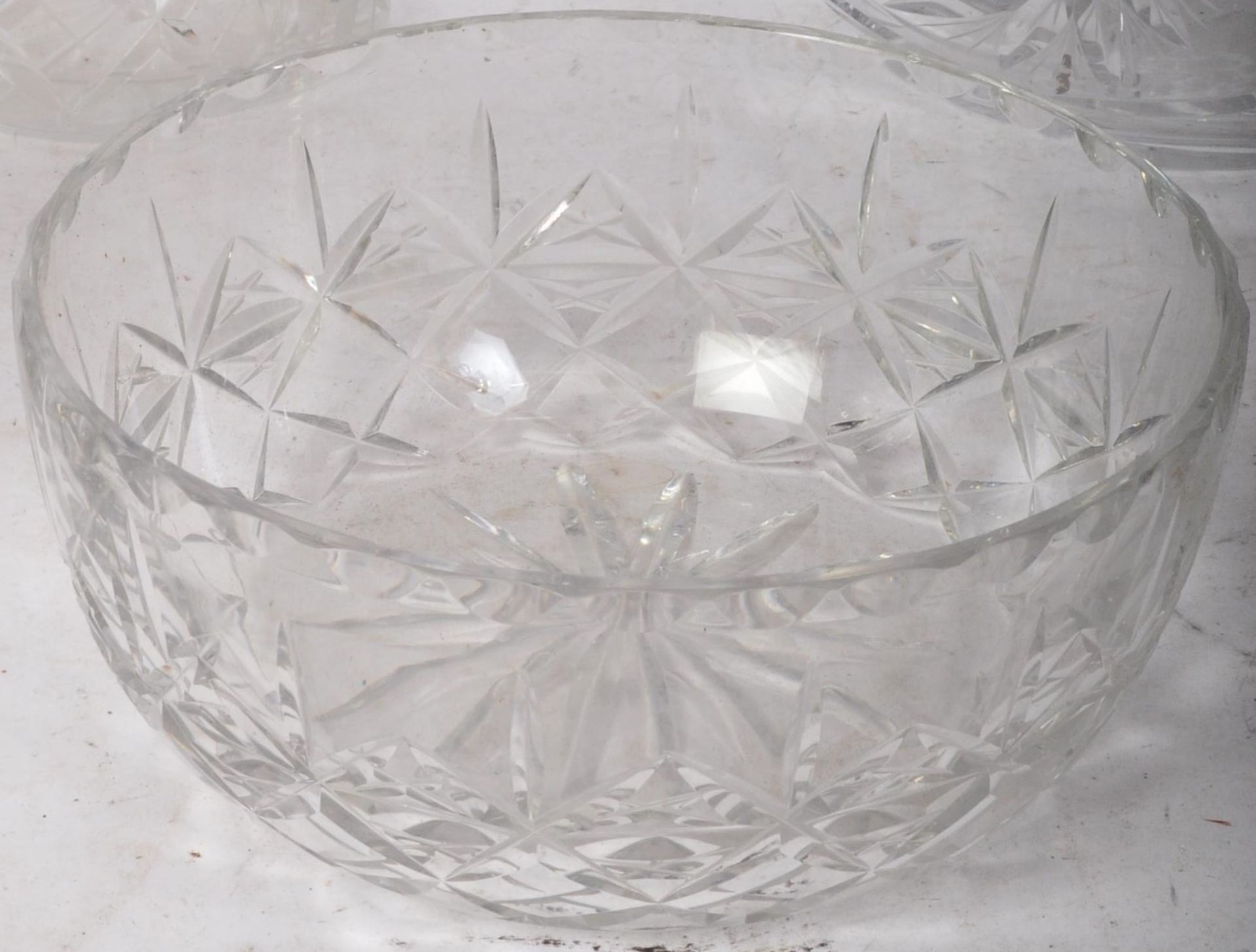 COLLECTION OF VINTAGE CUT GLASS - VASE - BOWL - BASKETS - Bild 3 aus 6