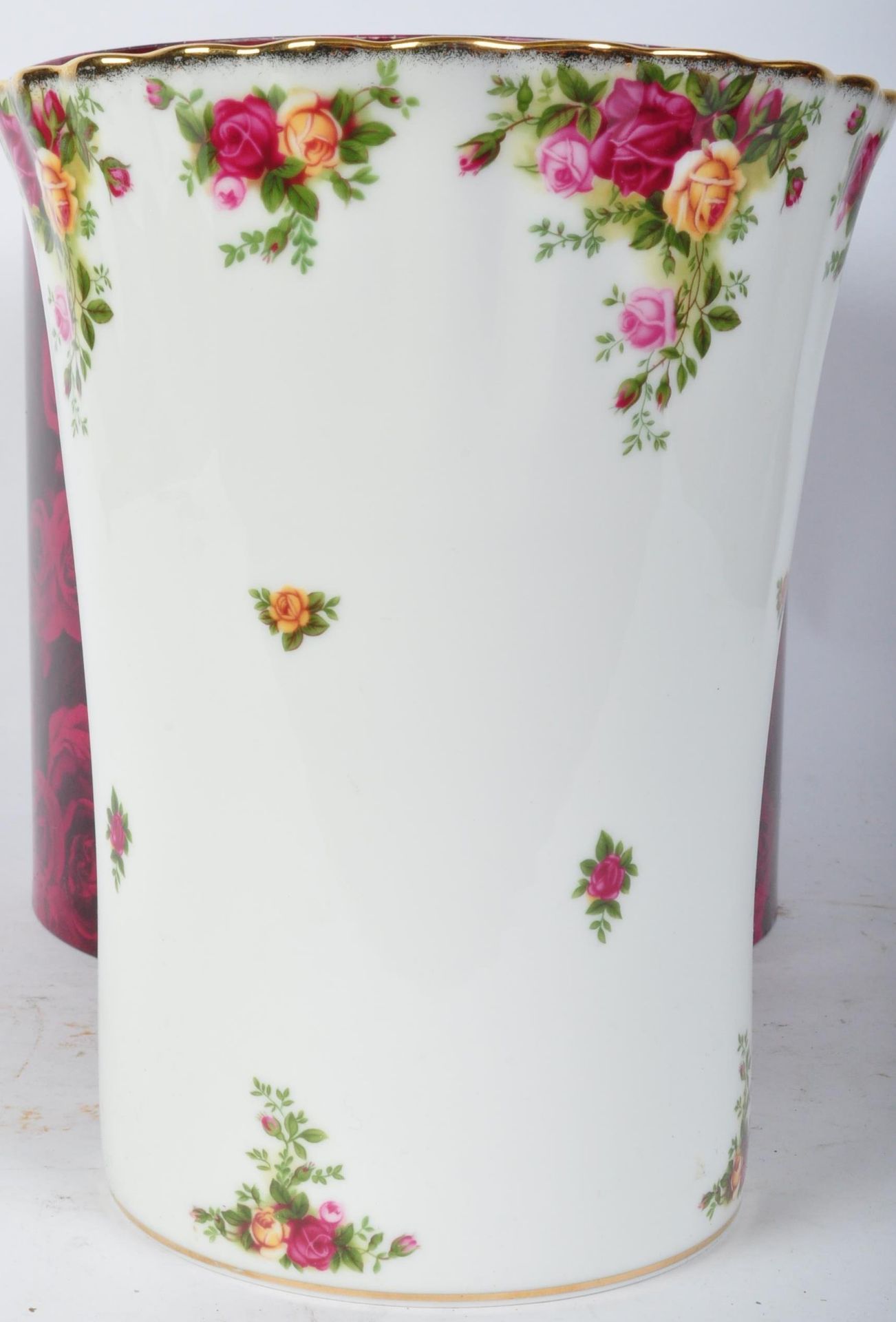 LARGE ROYAL ALBERT OLD COUNTRY ROSES PAPER BIN / VASE - Image 2 of 5