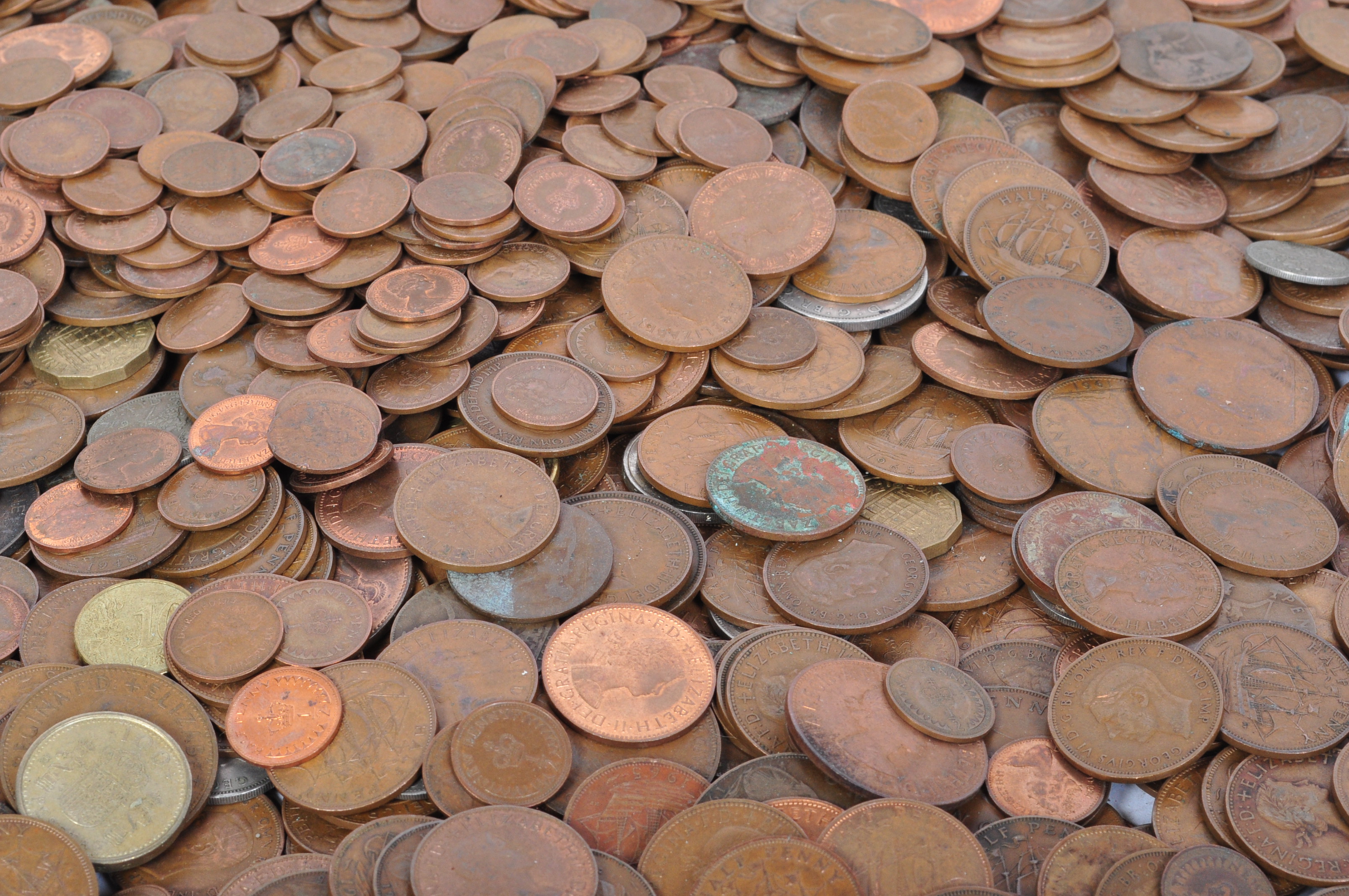 LARGE COLLECTION OF BRITISH & FOREIGN COINS - Image 4 of 5