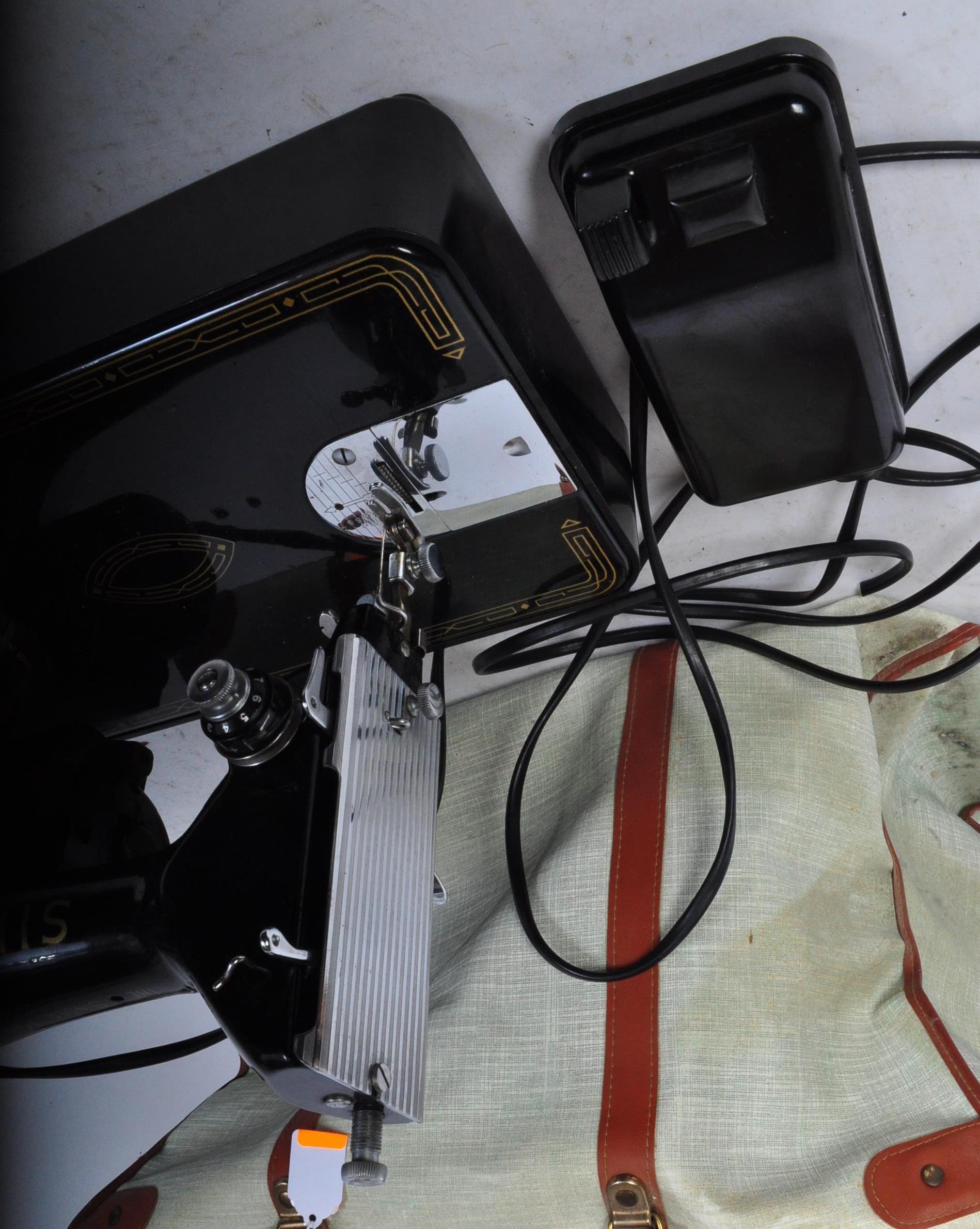 VINTAGE SINGER 99K SEWING MACHINE IN CASE - Image 6 of 6