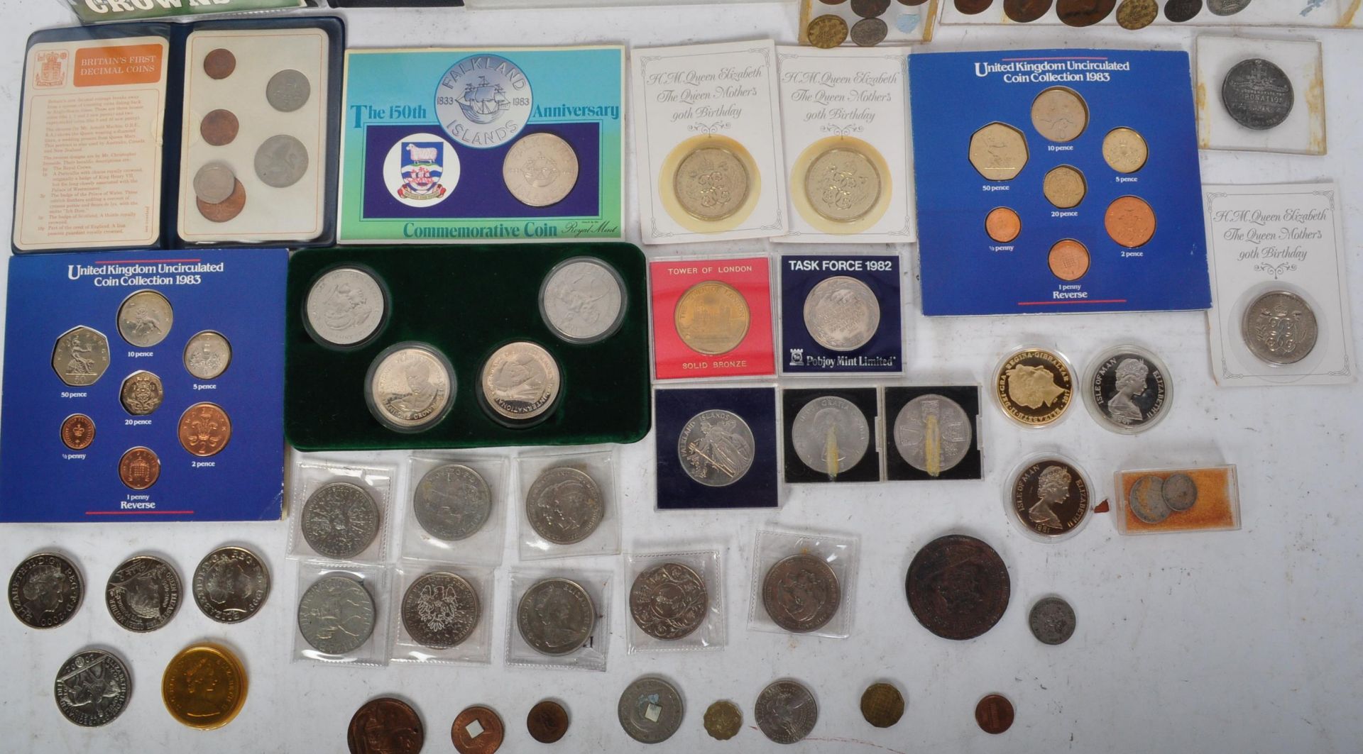 A LARGE COLLECTION OF UK COMMENMORATIVE COINS - Bild 5 aus 5