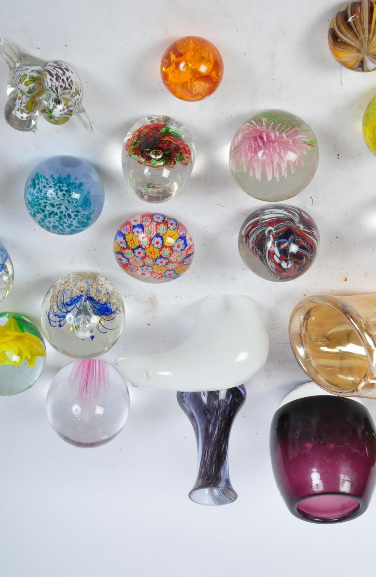 LARGE COLLECTION OF GLASS PAPERWEIGHTS - Image 4 of 9