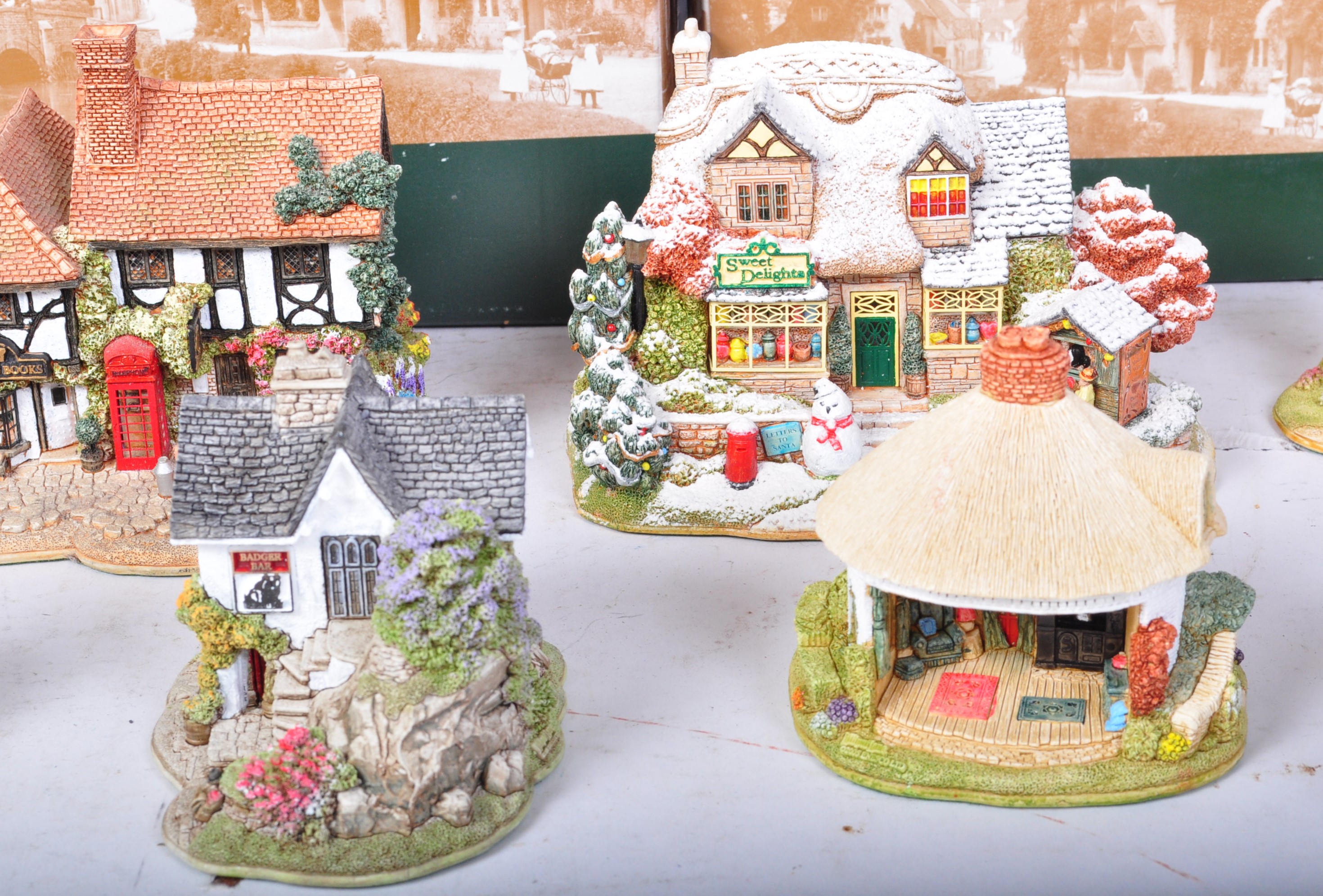 COLLECTION OF VINTAGE LILLIPUT LANE ORNAMENTS - Image 4 of 10